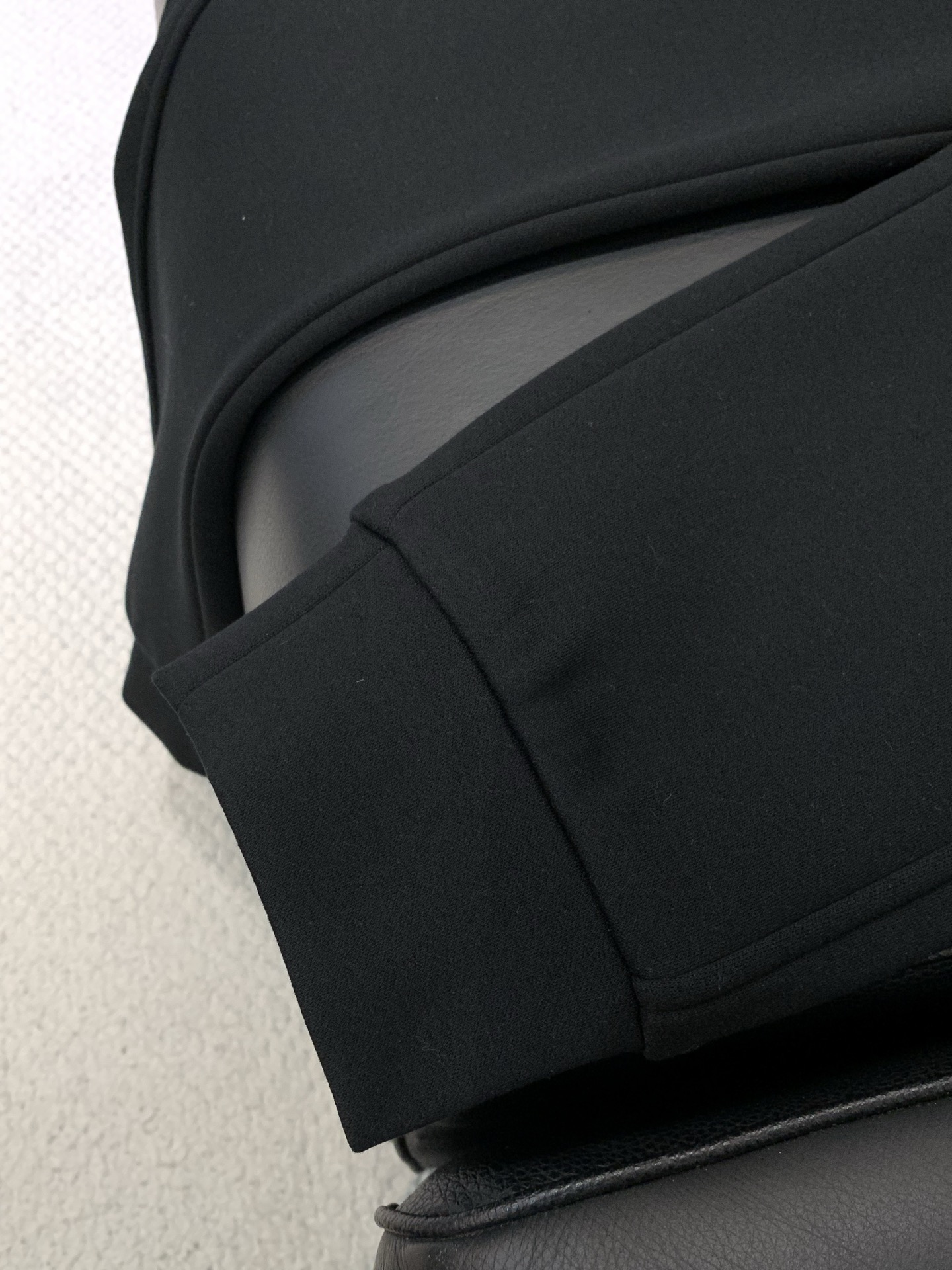 ，BBR 黑色 束脚 加绒 休闲裤材质 面料:棉32%锦纶63%氨纶5%里料:涤纶100%机洗，手洗最高