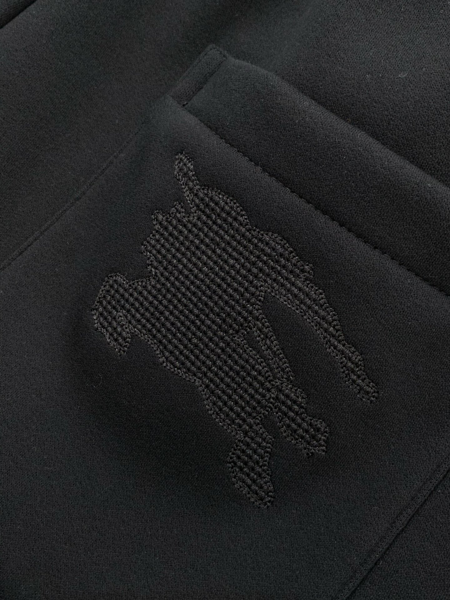 ，BBR 黑色 束脚 加绒 休闲裤材质 面料:棉32%锦纶63%氨纶5%里料:涤纶100%机洗，手洗最高