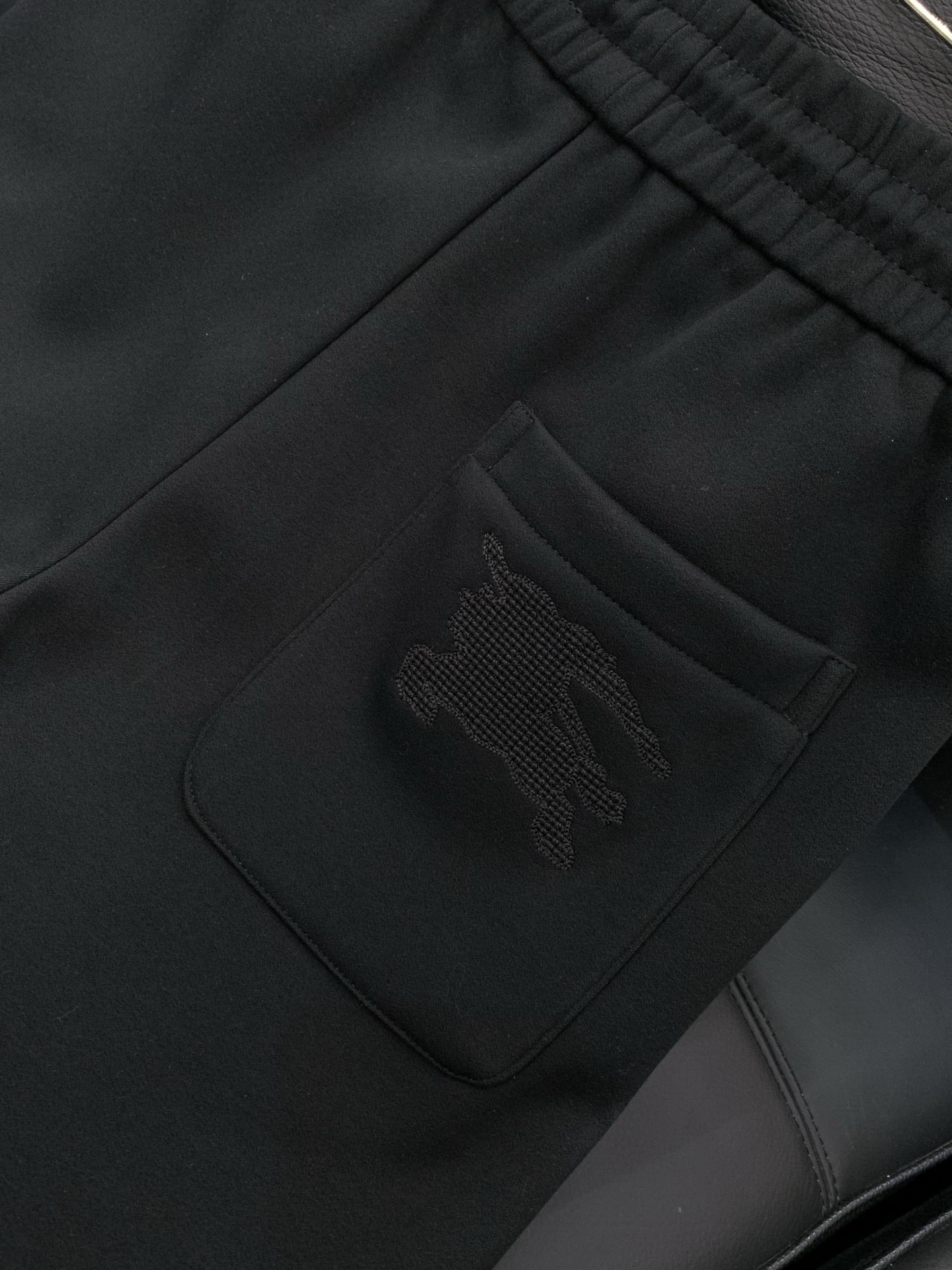 ，BBR 黑色 束脚 加绒 休闲裤材质 面料:棉32%锦纶63%氨纶5%里料:涤纶100%机洗，手洗最高