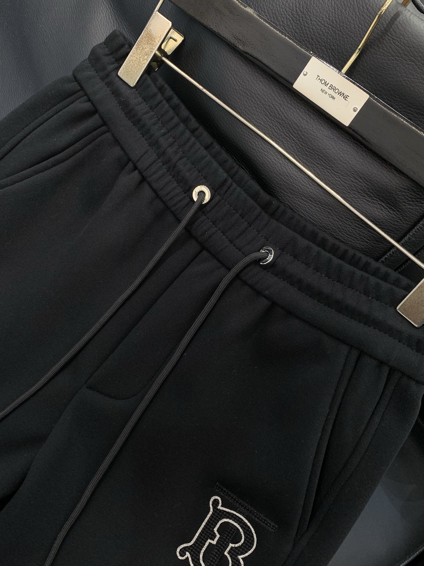 ，BBR 黑色 束脚 加绒 休闲裤材质 面料:棉32%锦纶63%氨纶5%里料:涤纶100%机洗，手洗最高