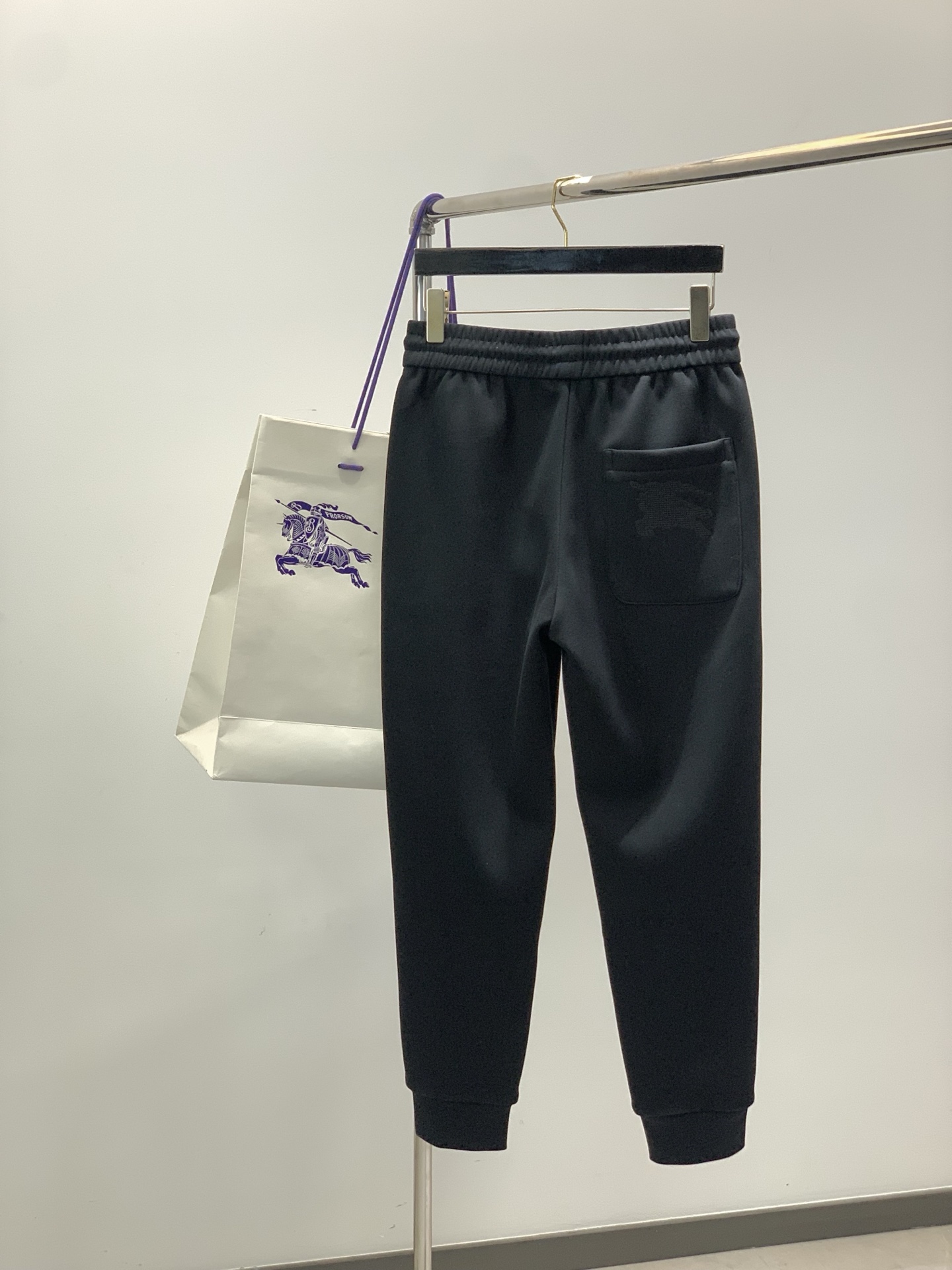 ，BBR 黑色 束脚 加绒 休闲裤材质 面料:棉32%锦纶63%氨纶5%里料:涤纶100%机洗，手洗最高