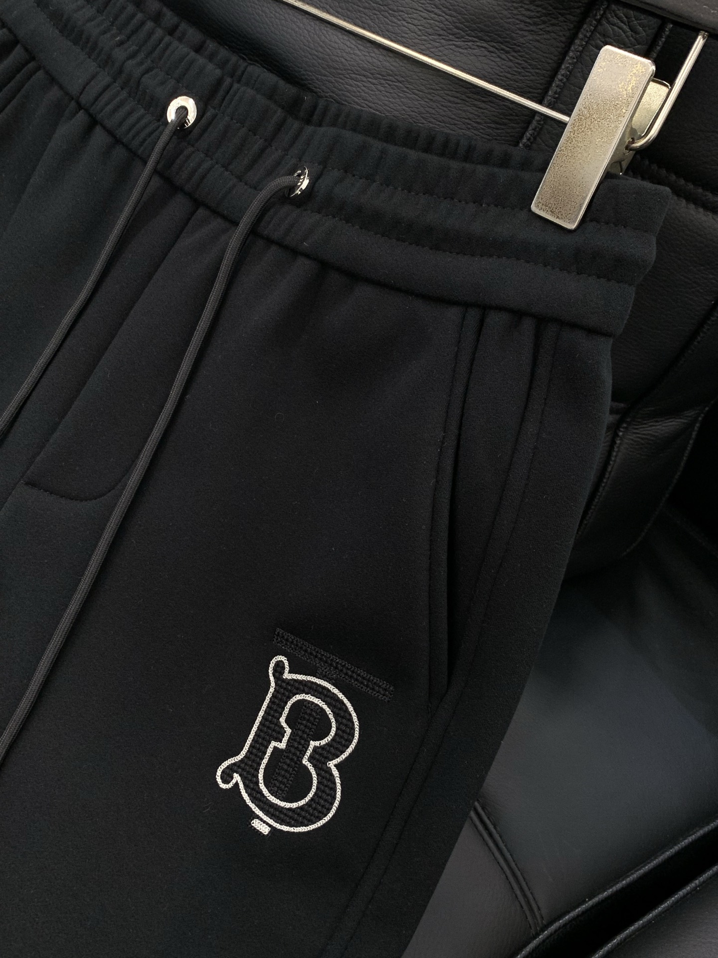 ，BBR 黑色 束脚 加绒 休闲裤材质 面料:棉32%锦纶63%氨纶5%里料:涤纶100%机洗，手洗最高