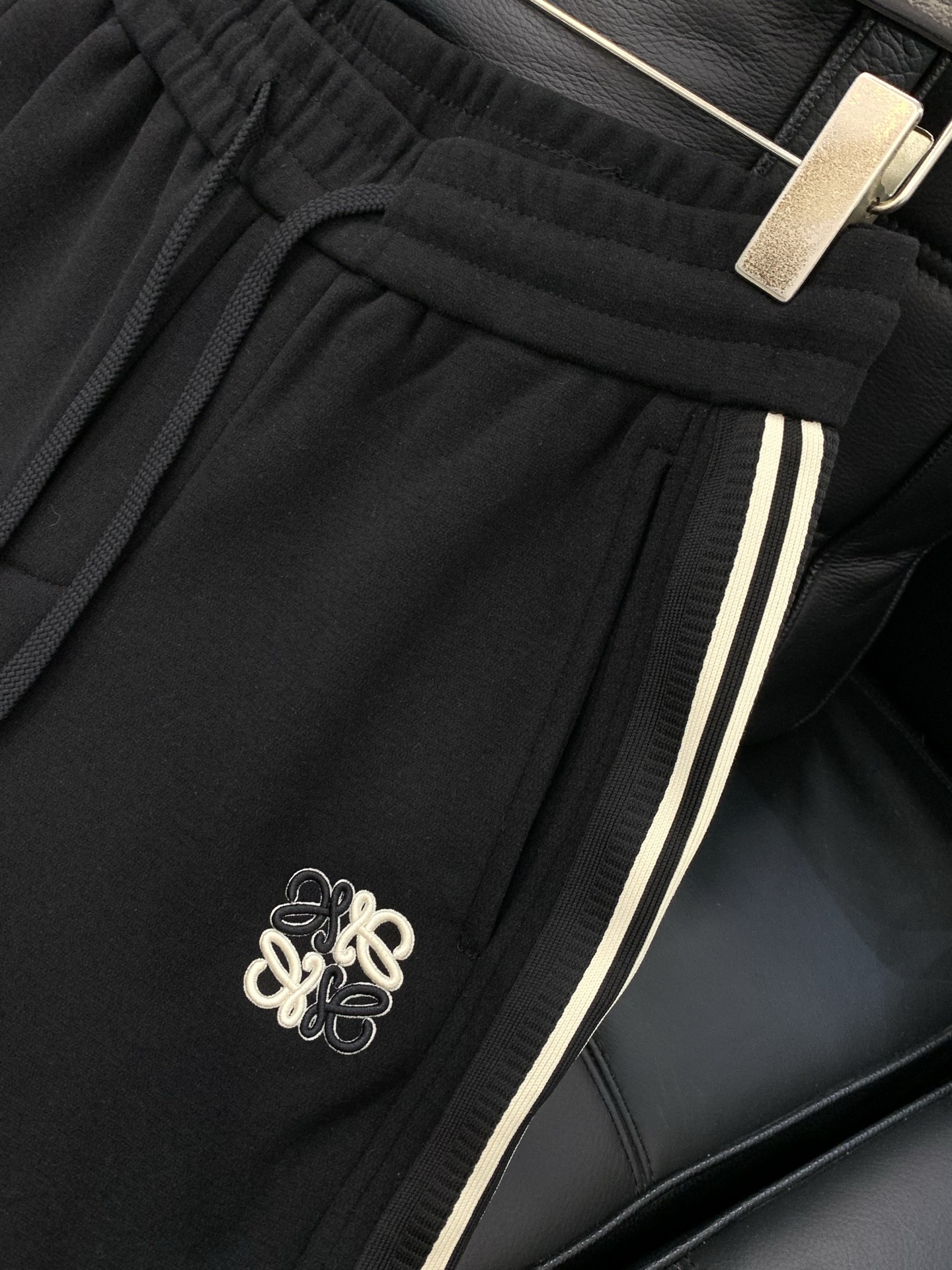 ，罗意威 深灰色 直筒 加绒 休闲裤材质 面料:棉32%锦纶63%氨纶5%里料:涤纶100%机洗，手洗最