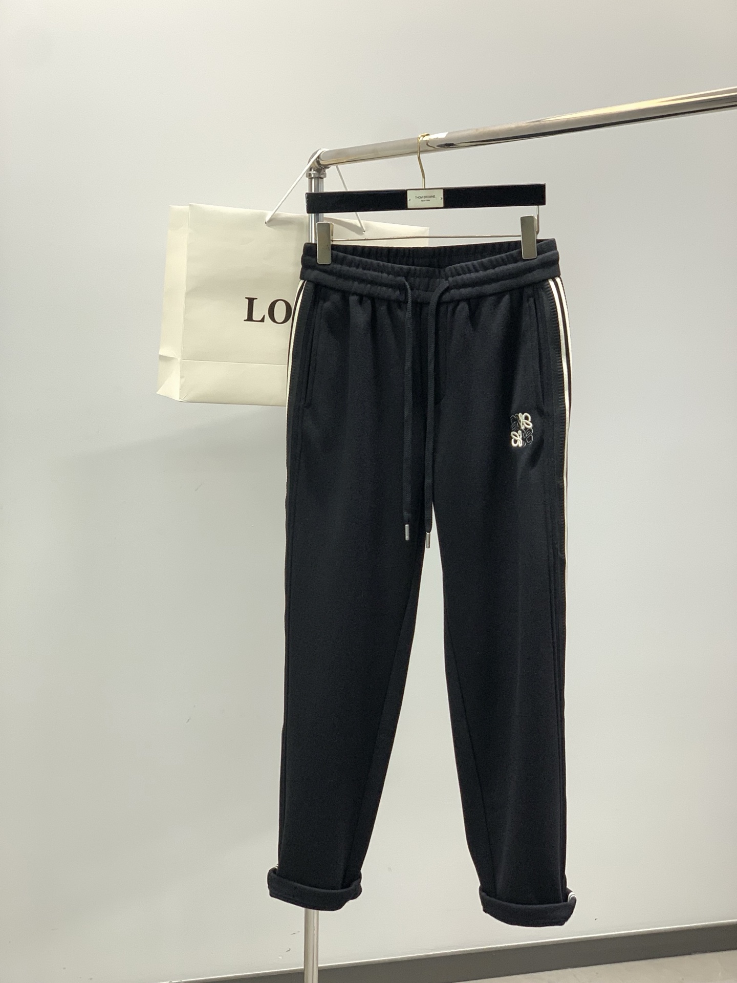 ，罗意威 深灰色 直筒 加绒 休闲裤材质 面料:棉32%锦纶63%氨纶5%里料:涤纶100%机洗，手洗最