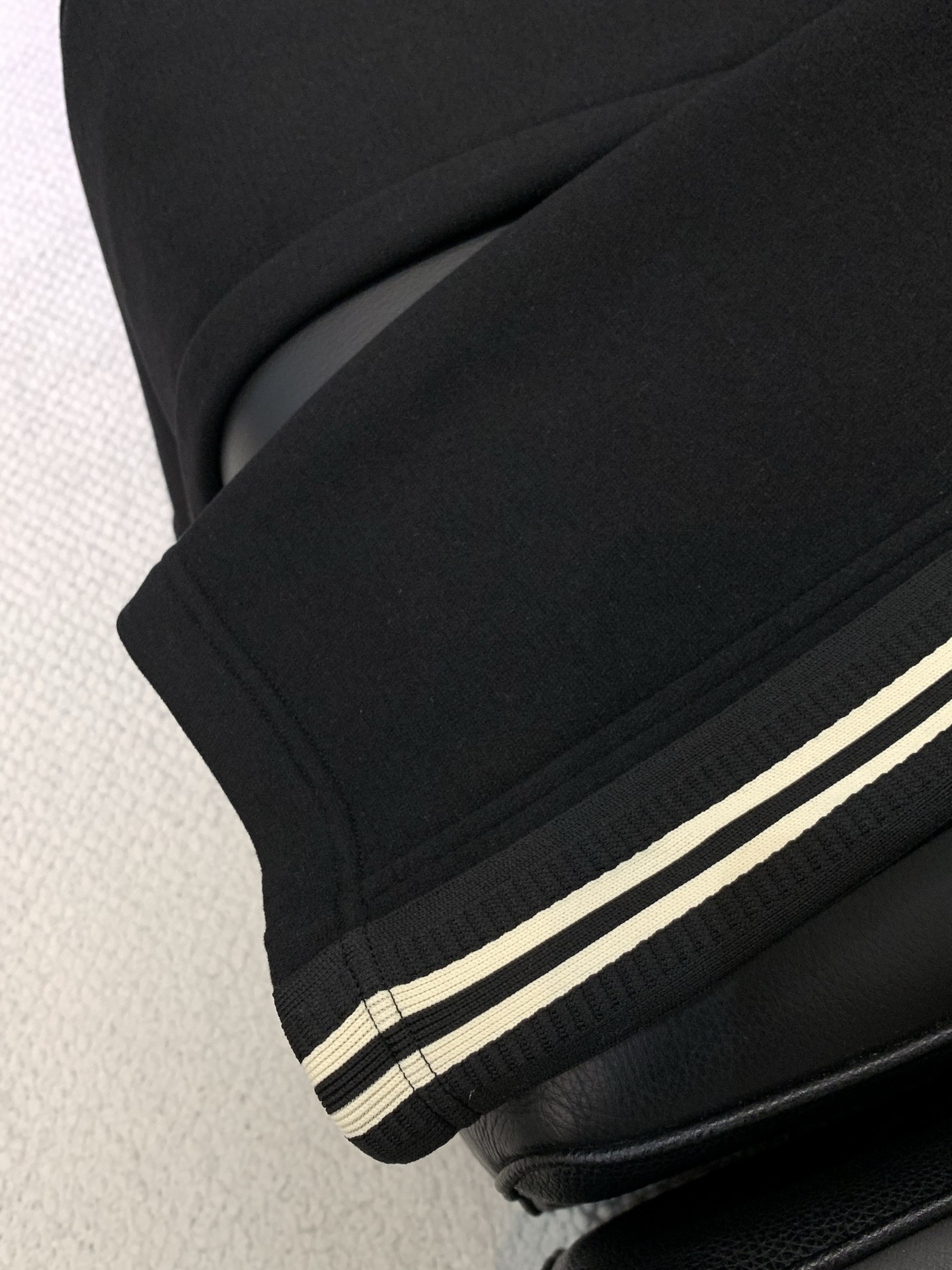 ，罗意威 深灰色 直筒 加绒 休闲裤材质 面料:棉32%锦纶63%氨纶5%里料:涤纶100%机洗，手洗最