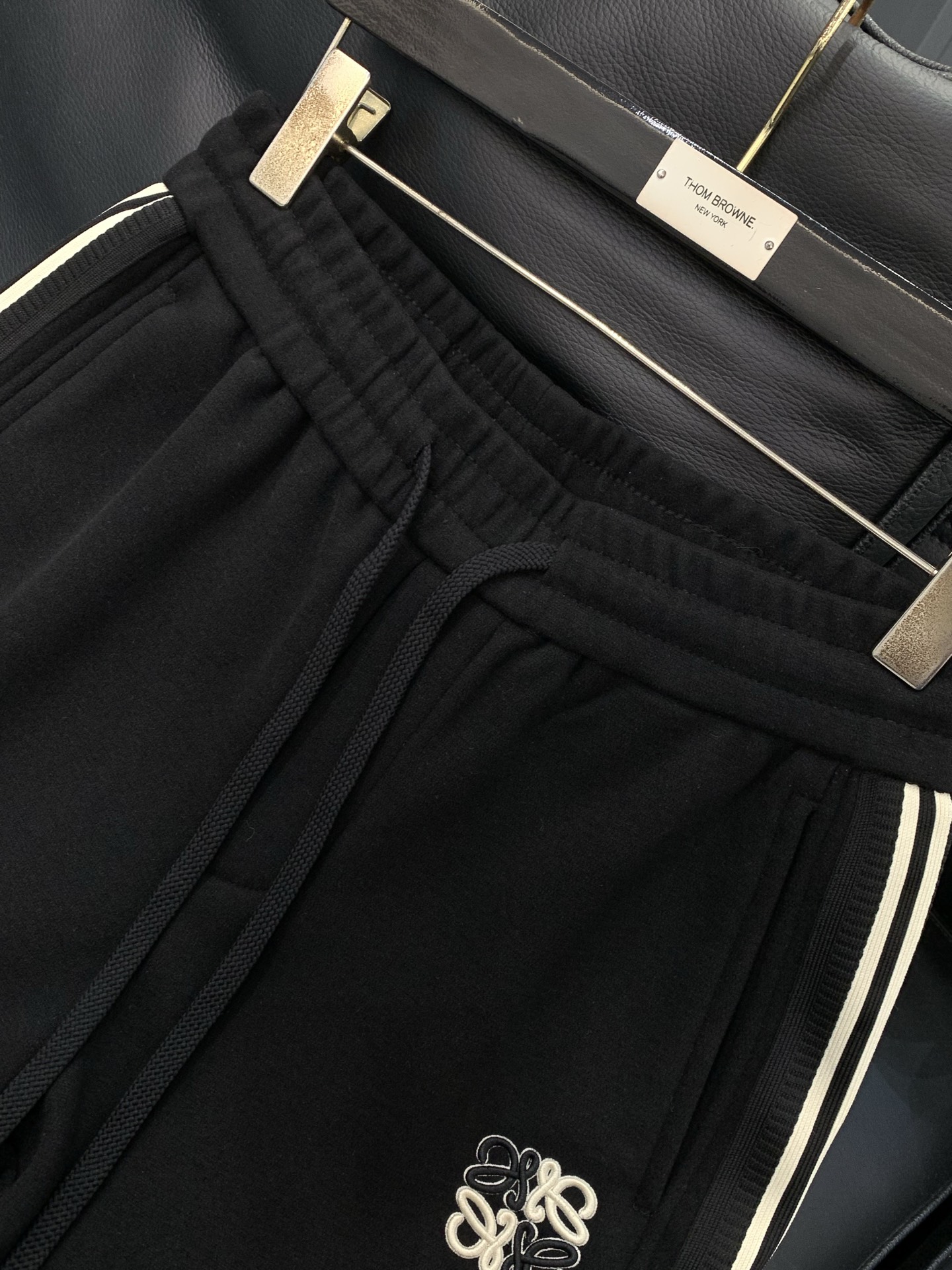 ，罗意威 深灰色 直筒 加绒 休闲裤材质 面料:棉32%锦纶63%氨纶5%里料:涤纶100%机洗，手洗最