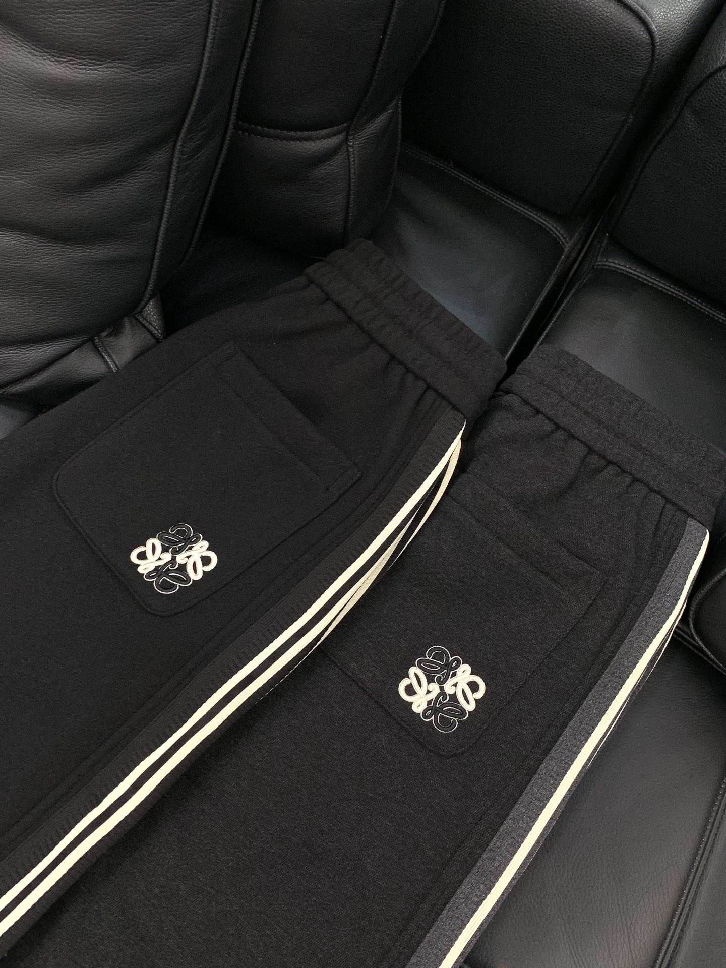 ，罗意威 深灰色 直筒 加绒 休闲裤材质 面料:棉32%锦纶63%氨纶5%里料:涤纶100%机洗，手洗最