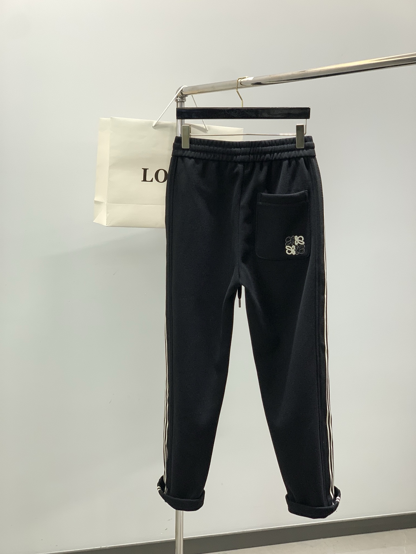 ，罗意威 深灰色 直筒 加绒 休闲裤材质 面料:棉32%锦纶63%氨纶5%里料:涤纶100%机洗，手洗最