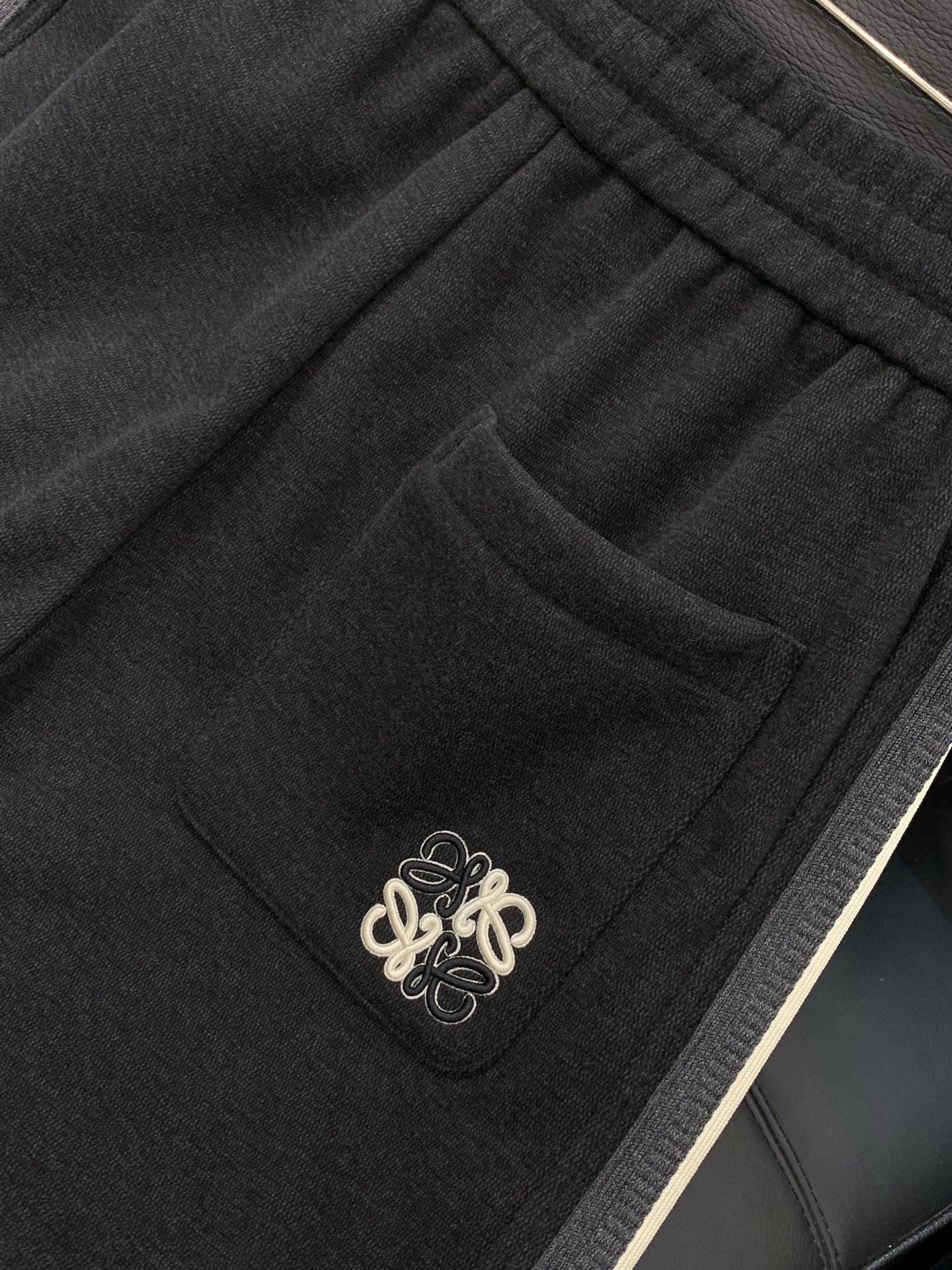 ，罗意威 深灰色 直筒 加绒 休闲裤材质 面料:棉32%锦纶63%氨纶5%里料:涤纶100%机洗，手洗最