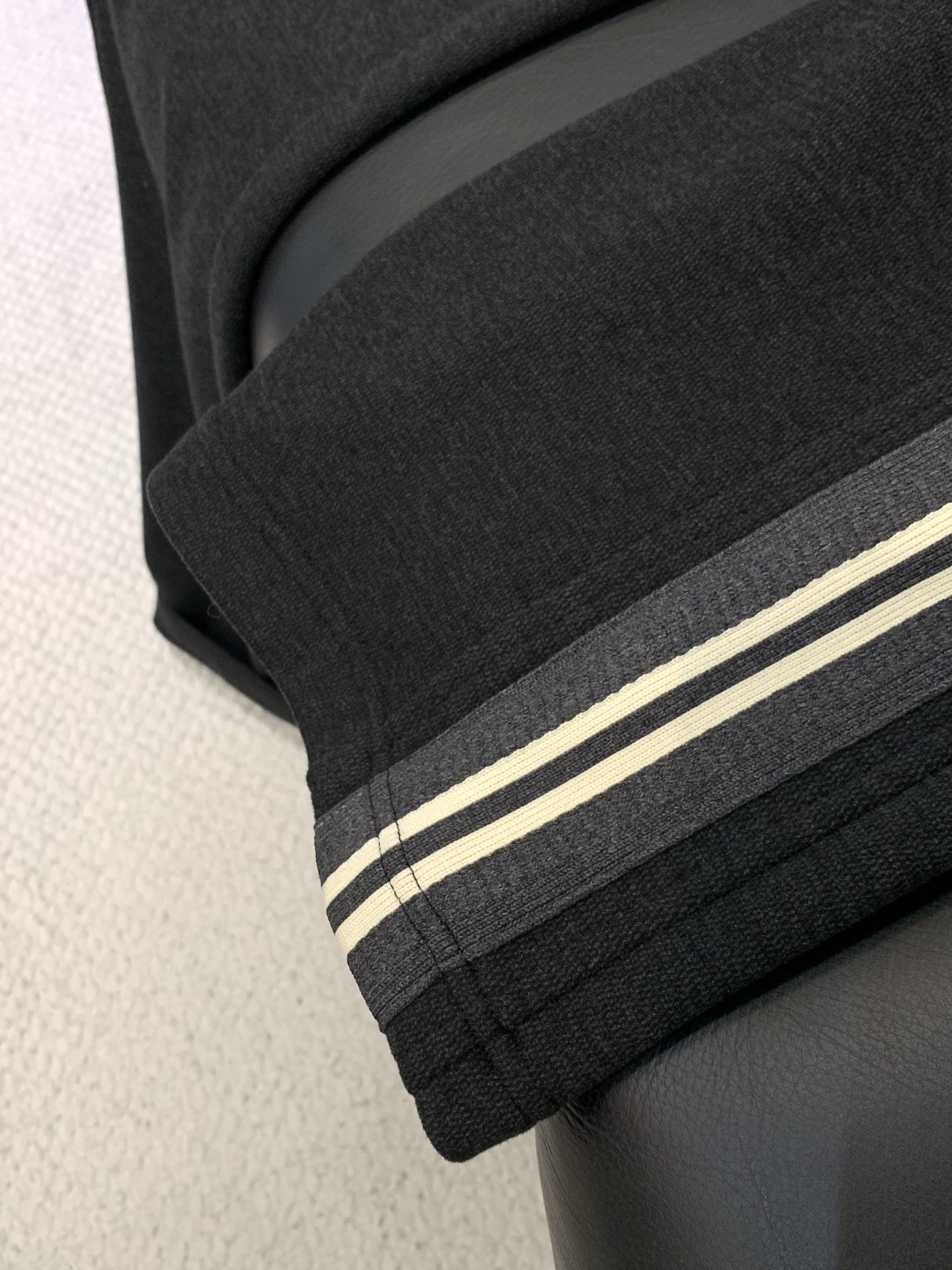 ，罗意威 深灰色 直筒 加绒 休闲裤材质 面料:棉32%锦纶63%氨纶5%里料:涤纶100%机洗，手洗最