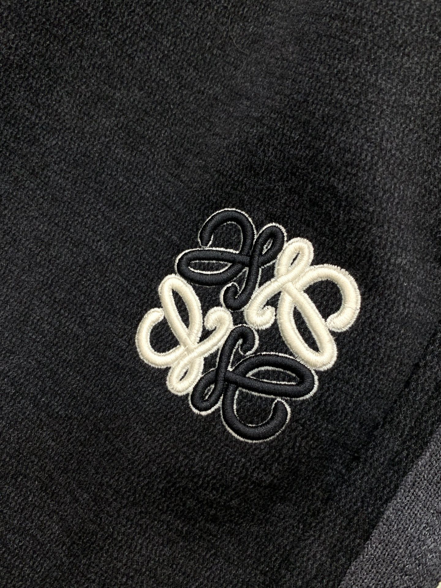 ，罗意威 深灰色 直筒 加绒 休闲裤材质 面料:棉32%锦纶63%氨纶5%里料:涤纶100%机洗，手洗最