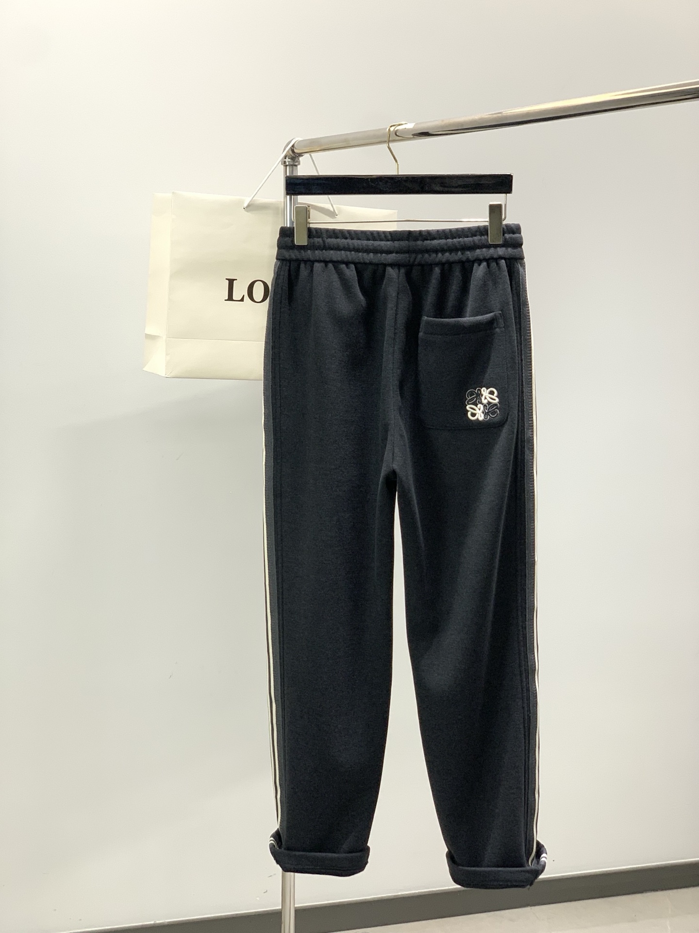 ，罗意威 深灰色 直筒 加绒 休闲裤材质 面料:棉32%锦纶63%氨纶5%里料:涤纶100%机洗，手洗最