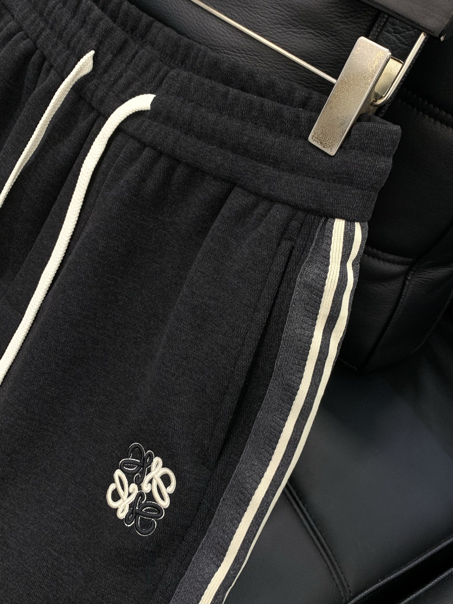 ，罗意威 深灰色 直筒 加绒 休闲裤材质 面料:棉32%锦纶63%氨纶5%里料:涤纶100%机洗，手洗最