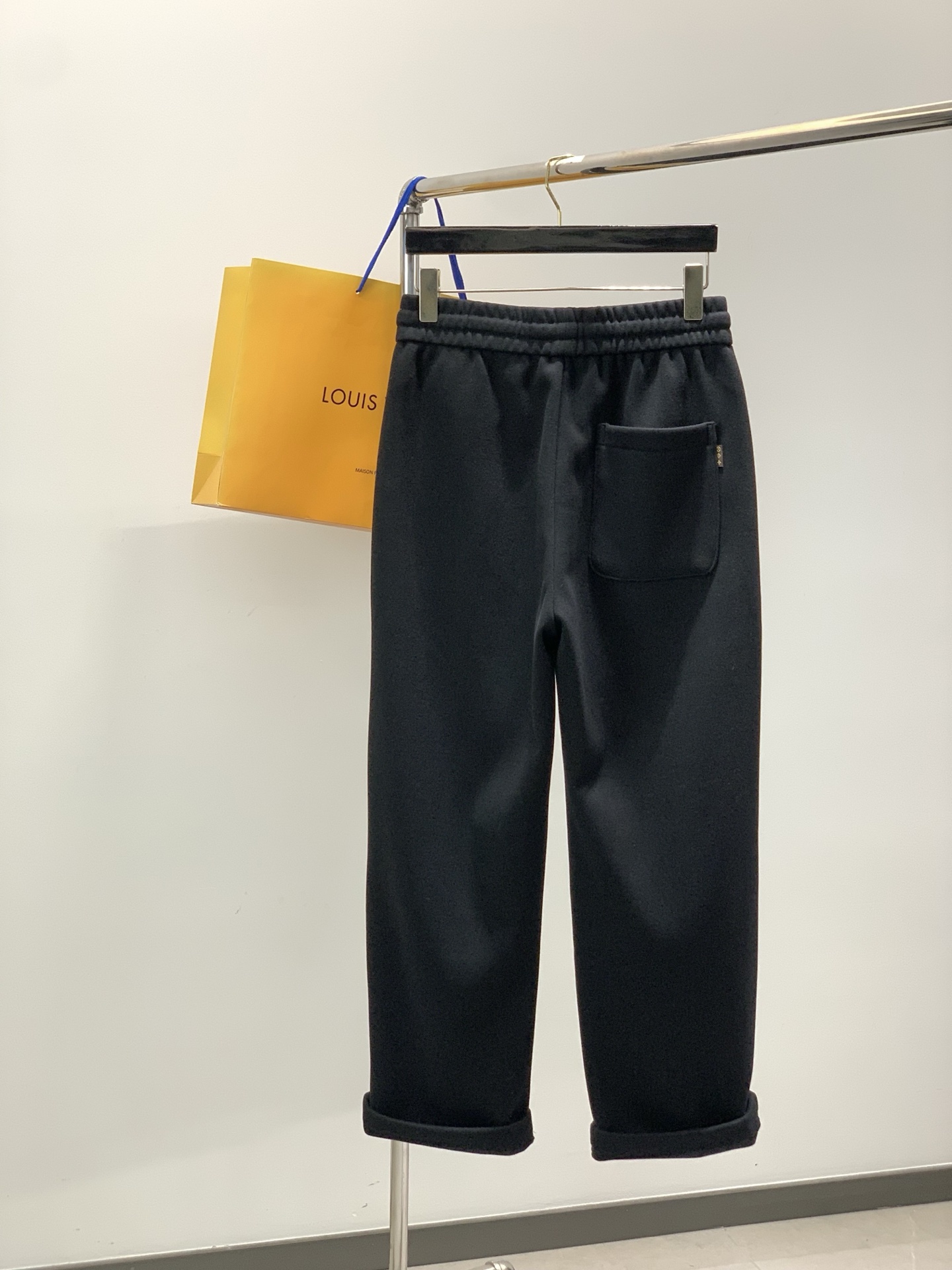 ，LV直筒 加绒 休闲裤材质 面料:棉32%锦纶63%氨纶5%里料:涤纶100%机洗，手洗最高水温30℃