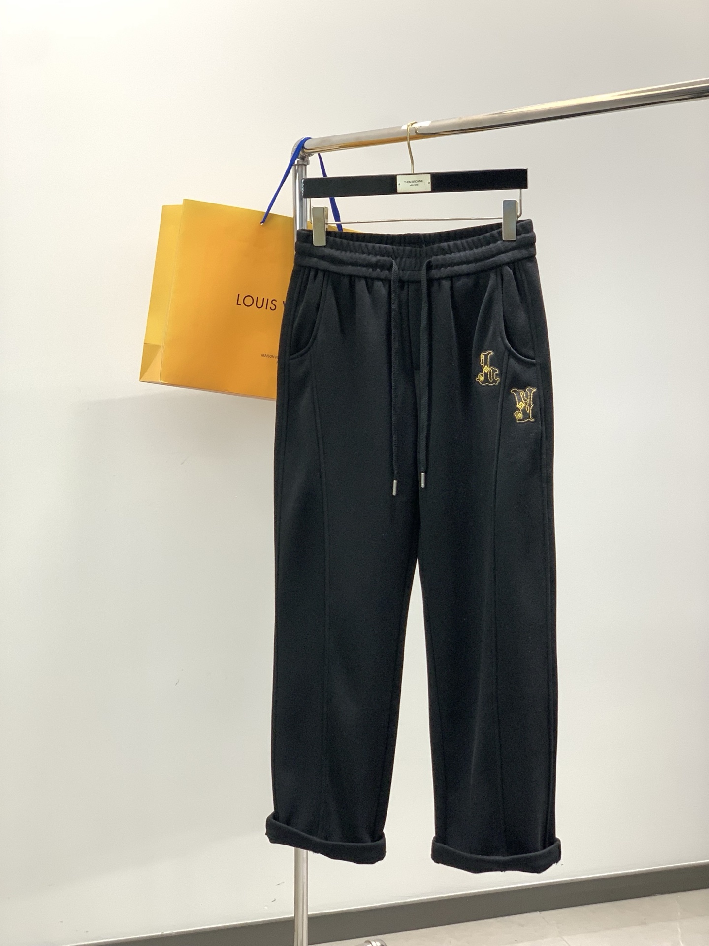 ，LV直筒 加绒 休闲裤材质 面料:棉32%锦纶63%氨纶5%里料:涤纶100%机洗，手洗最高水温30℃