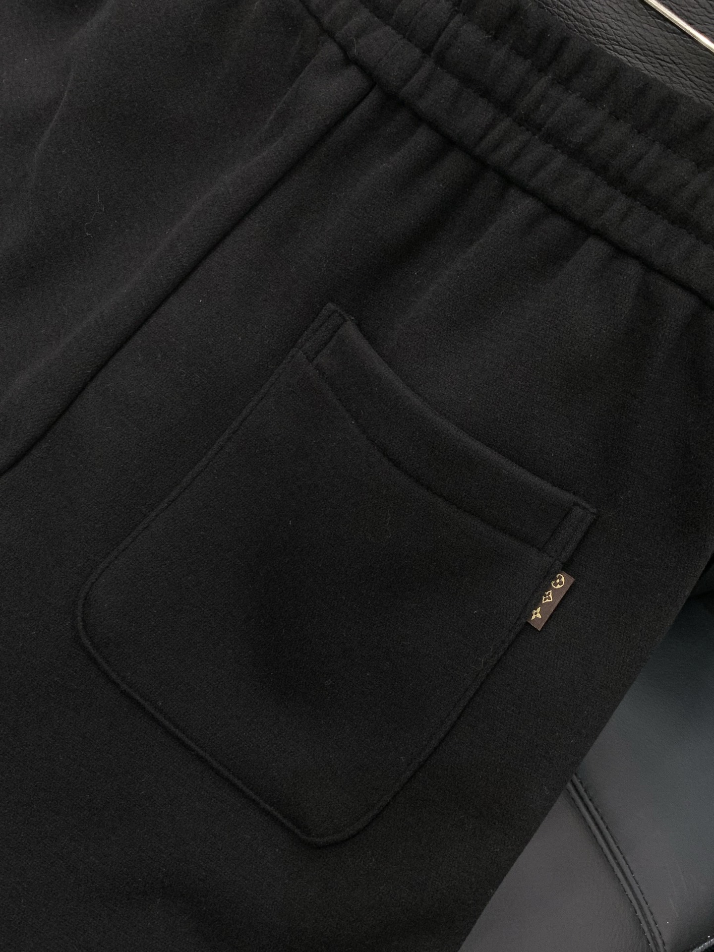 ，LV直筒 加绒 休闲裤材质 面料:棉32%锦纶63%氨纶5%里料:涤纶100%机洗，手洗最高水温30℃