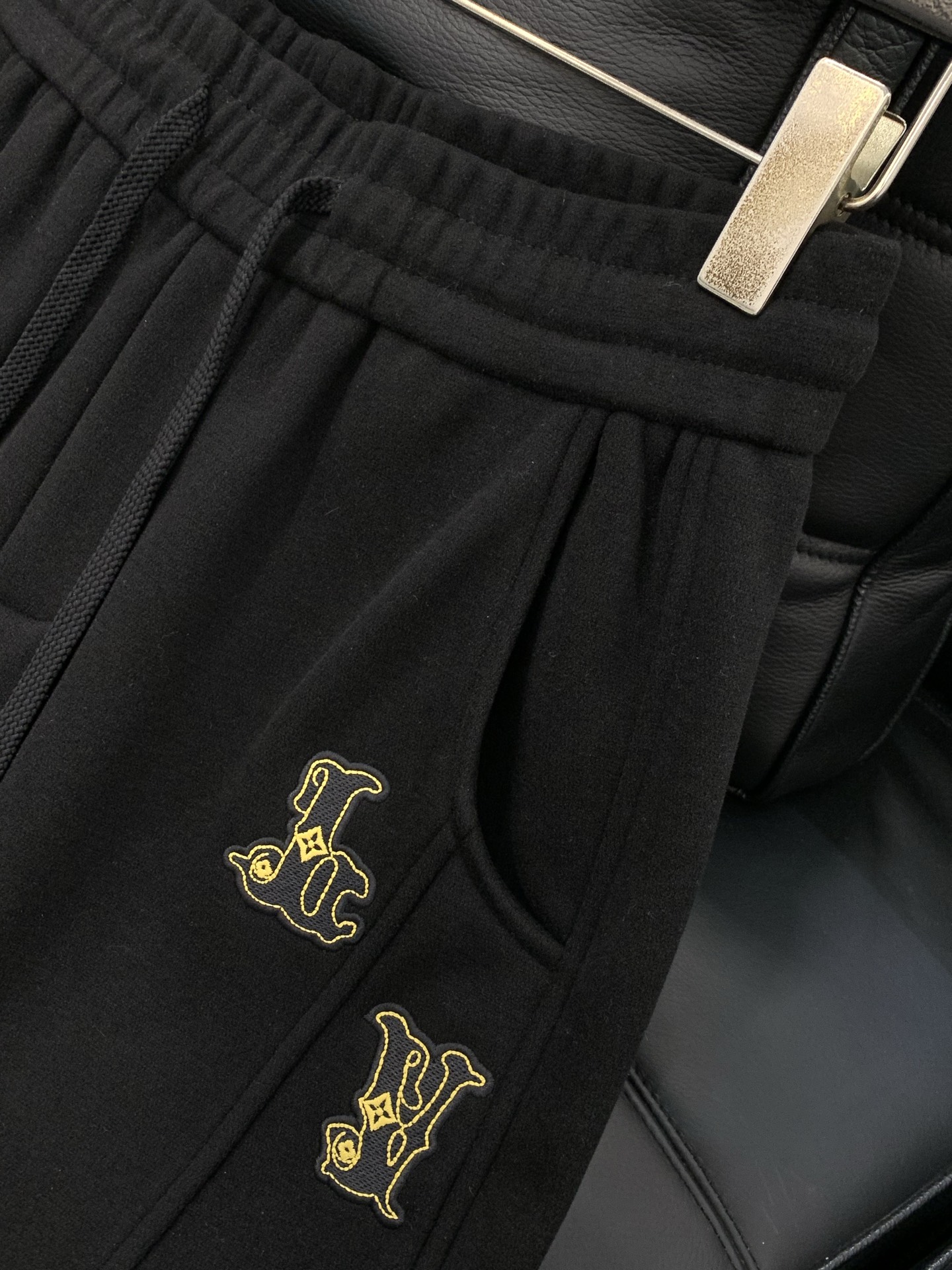 ，LV直筒 加绒 休闲裤材质 面料:棉32%锦纶63%氨纶5%里料:涤纶100%机洗，手洗最高水温30℃