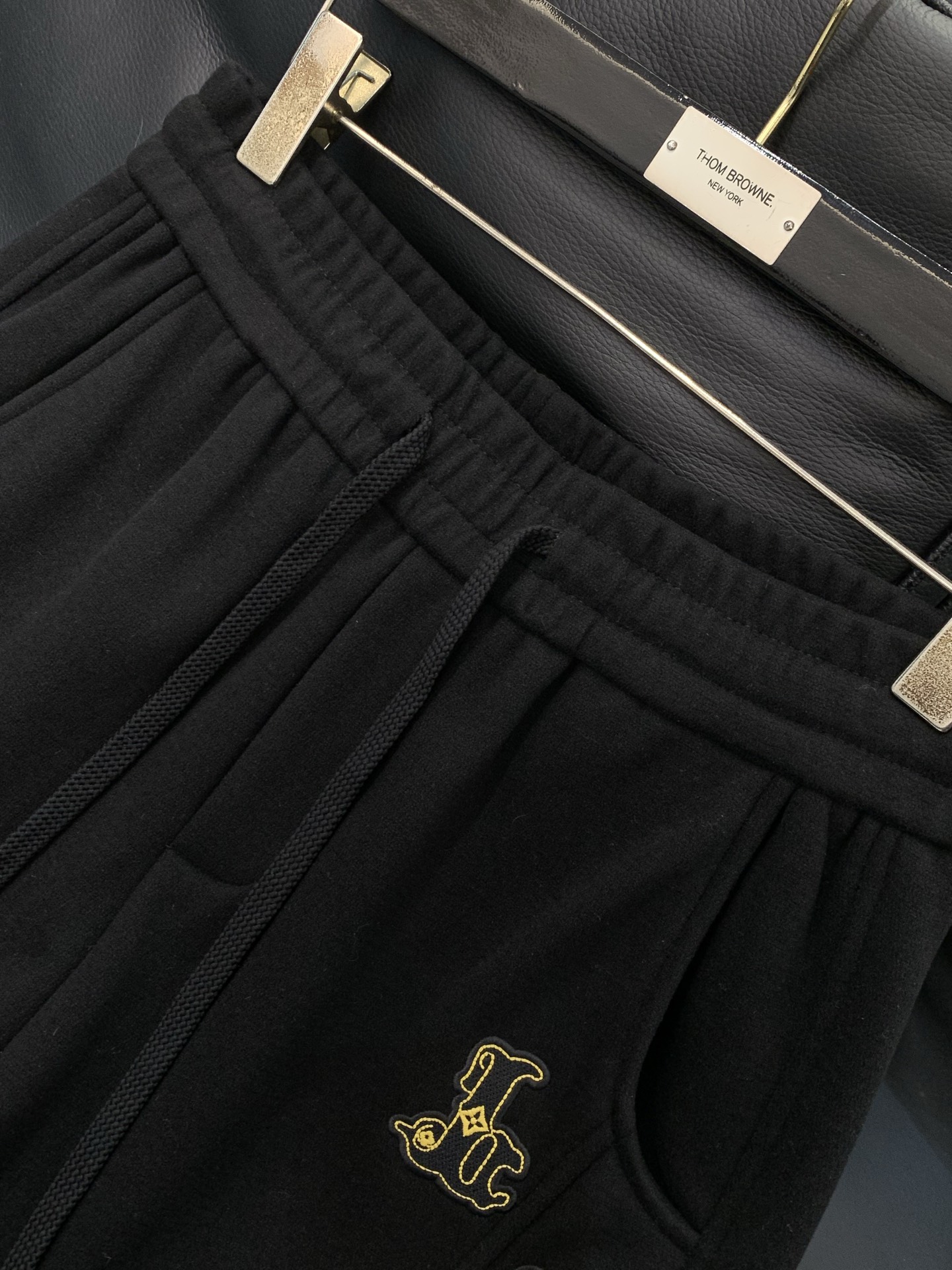 ，LV直筒 加绒 休闲裤材质 面料:棉32%锦纶63%氨纶5%里料:涤纶100%机洗，手洗最高水温30℃