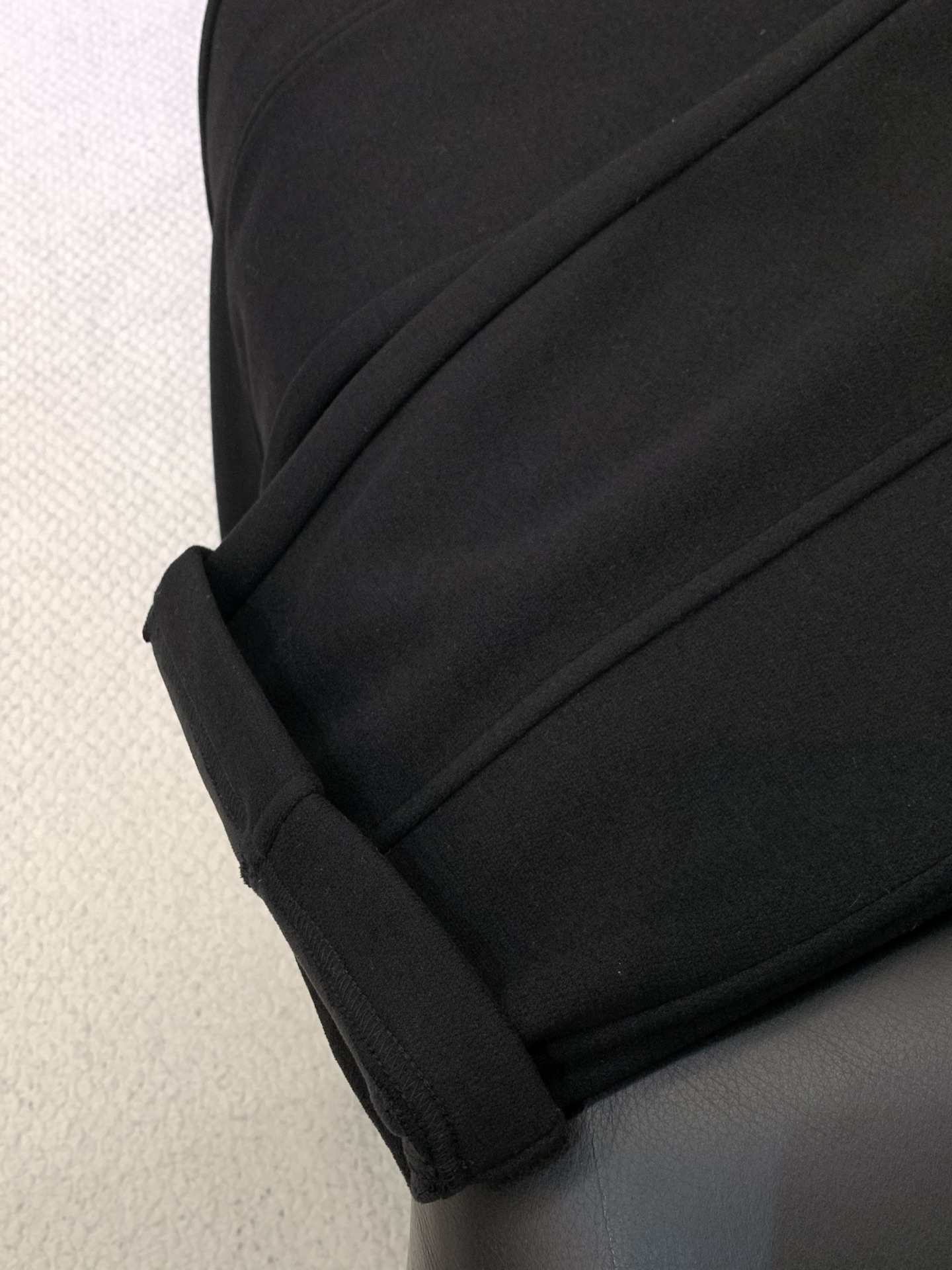 ，LV直筒 加绒 休闲裤材质 面料:棉32%锦纶63%氨纶5%里料:涤纶100%机洗，手洗最高水温30℃