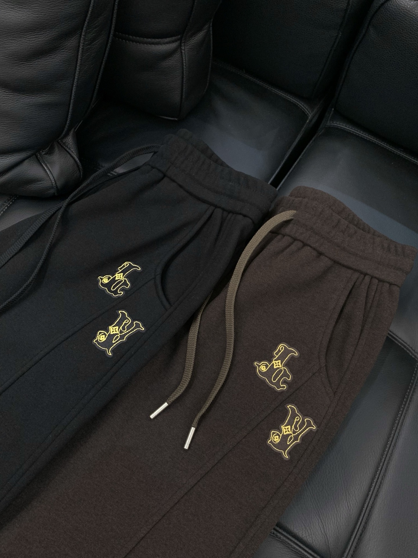 ，LV直筒 加绒 休闲裤材质 面料:棉32%锦纶63%氨纶5%里料:涤纶100%机洗，手洗最高水温30℃