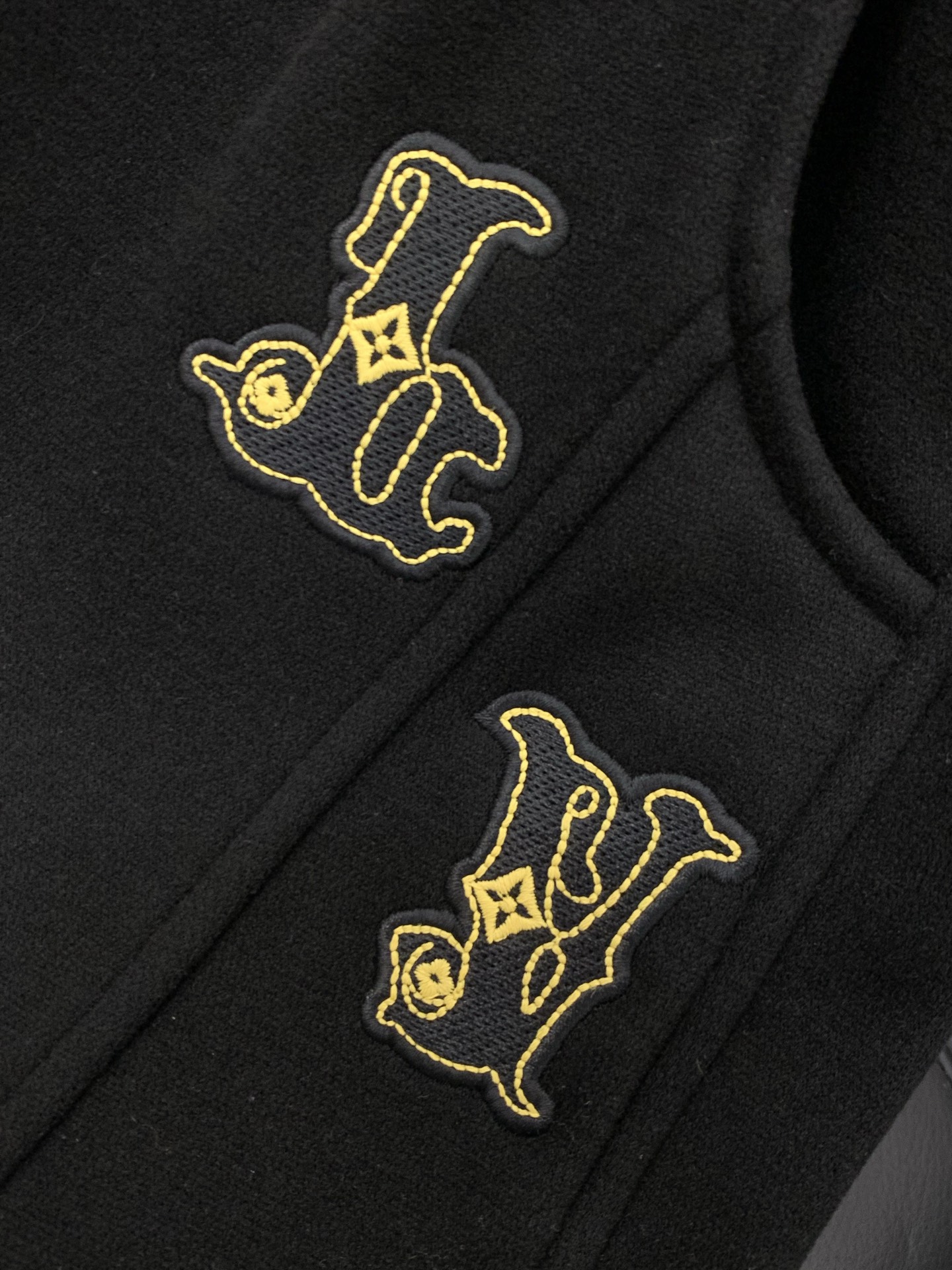 ，LV直筒 加绒 休闲裤材质 面料:棉32%锦纶63%氨纶5%里料:涤纶100%机洗，手洗最高水温30℃