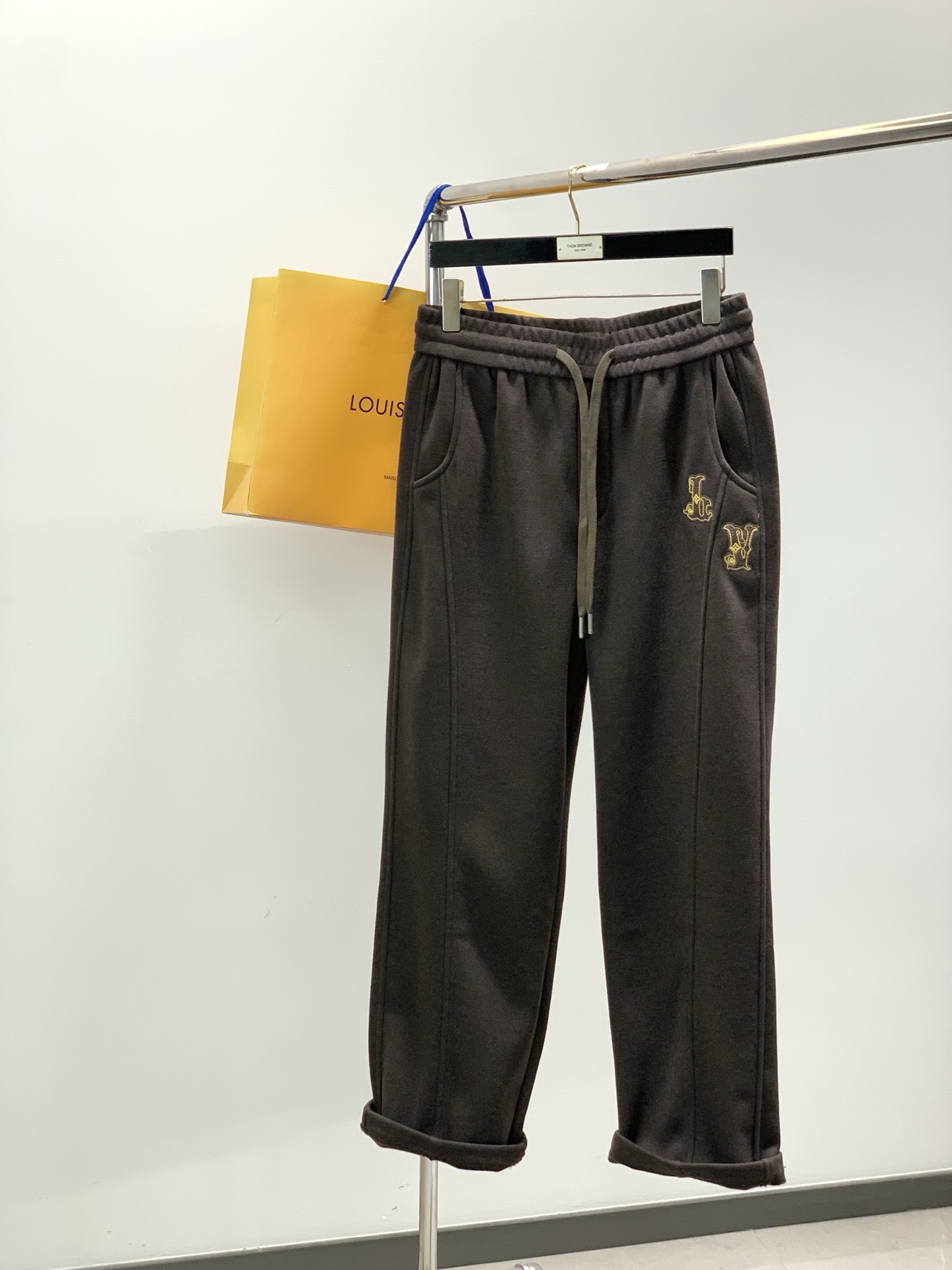 ，LV直筒 加绒 休闲裤材质 面料:棉32%锦纶63%氨纶5%里料:涤纶100%机洗，手洗最高水温30℃