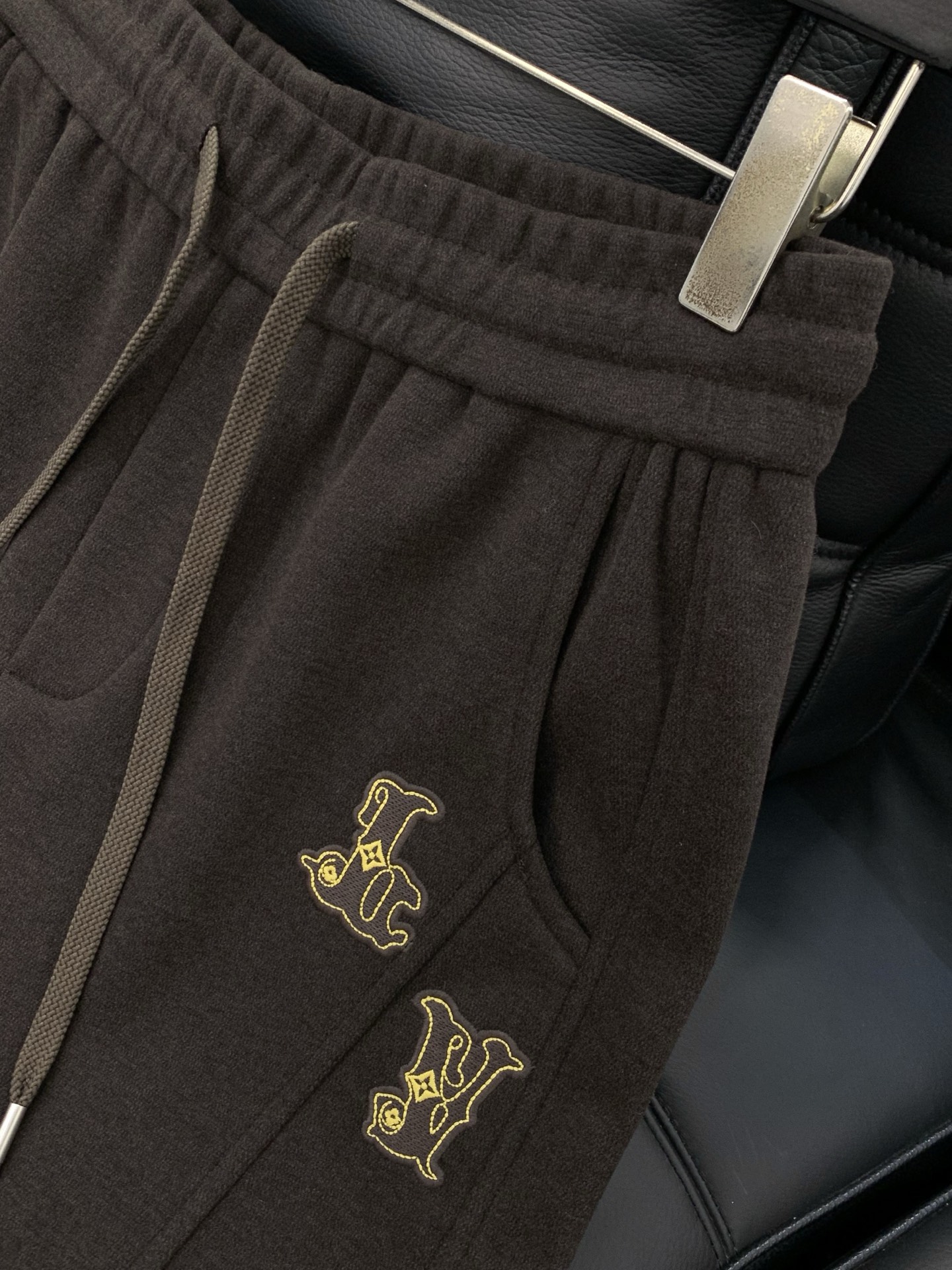 ，LV直筒 加绒 休闲裤材质 面料:棉32%锦纶63%氨纶5%里料:涤纶100%机洗，手洗最高水温30℃