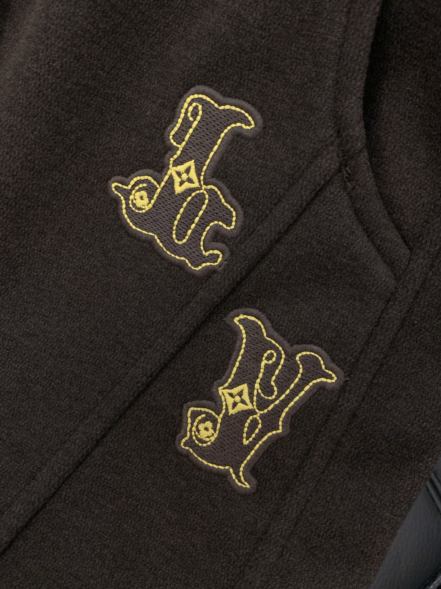 ，LV直筒 加绒 休闲裤材质 面料:棉32%锦纶63%氨纶5%里料:涤纶100%机洗，手洗最高水温30℃