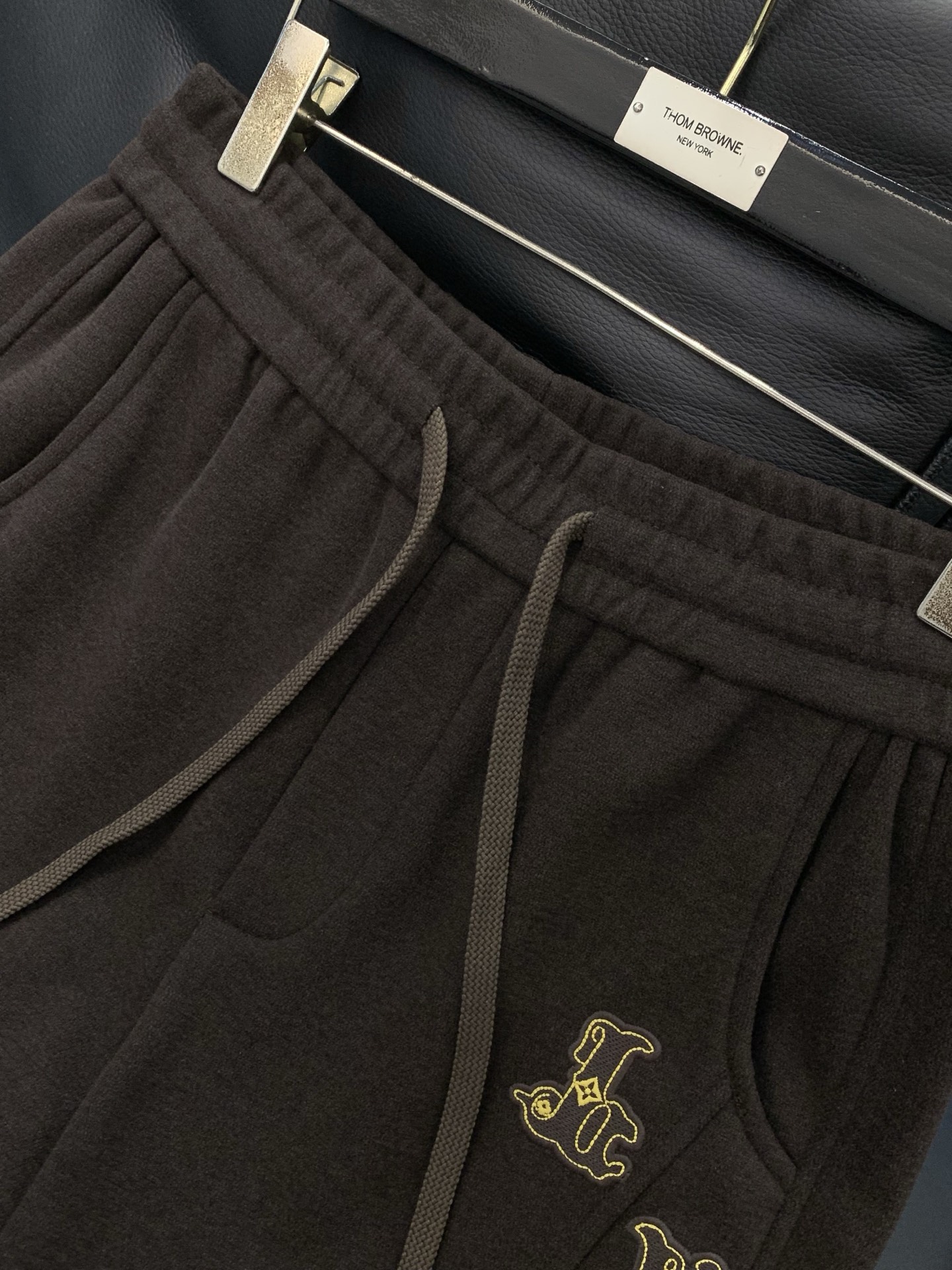 ，LV直筒 加绒 休闲裤材质 面料:棉32%锦纶63%氨纶5%里料:涤纶100%机洗，手洗最高水温30℃