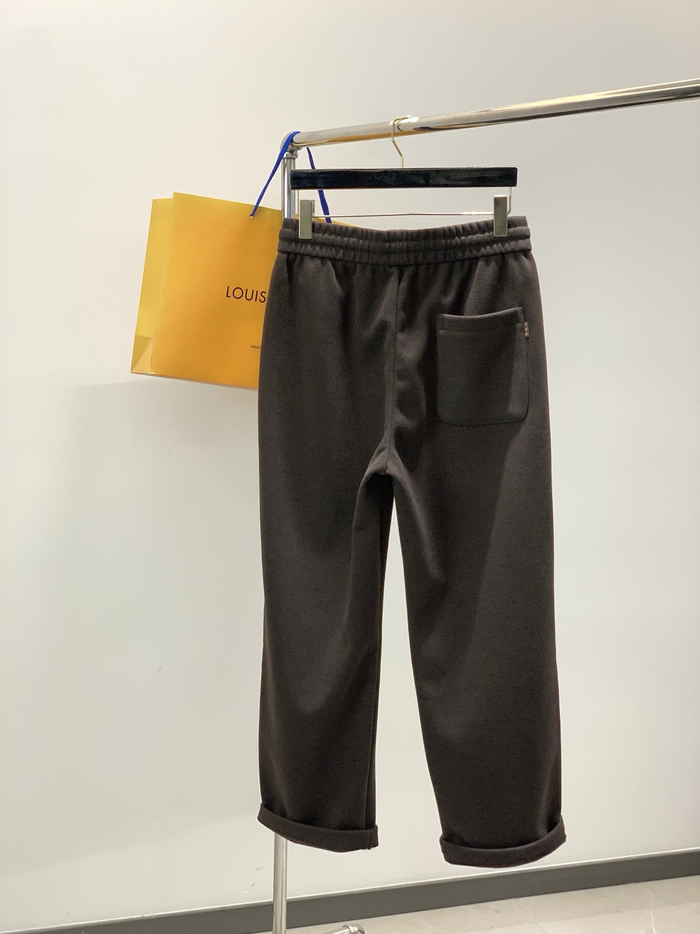 ，LV直筒 加绒 休闲裤材质 面料:棉32%锦纶63%氨纶5%里料:涤纶100%机洗，手洗最高水温30℃