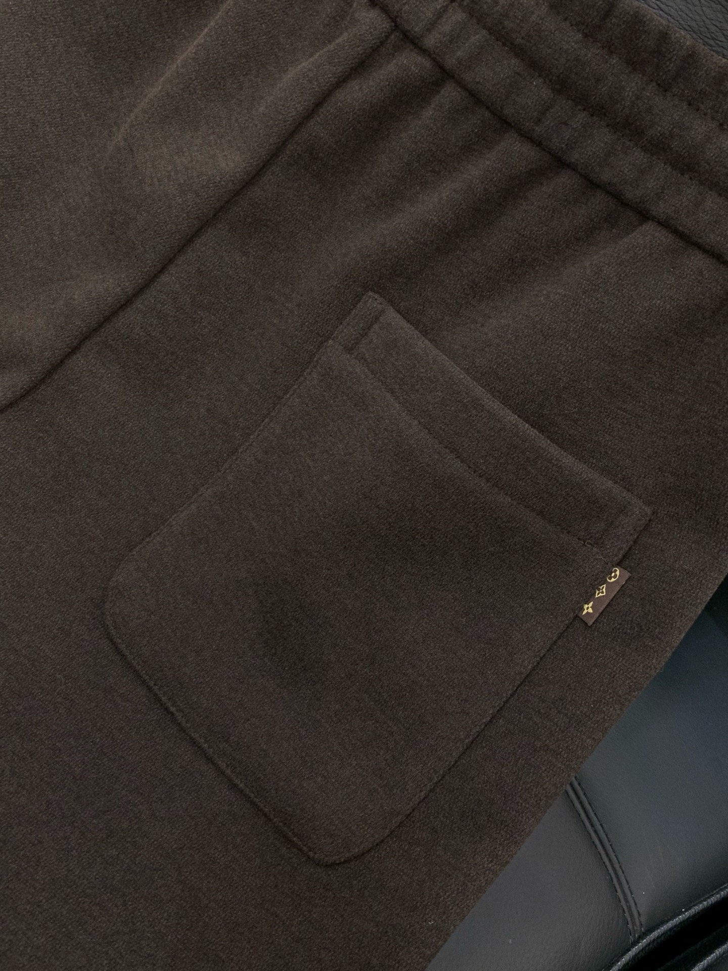 ，LV直筒 加绒 休闲裤材质 面料:棉32%锦纶63%氨纶5%里料:涤纶100%机洗，手洗最高水温30℃