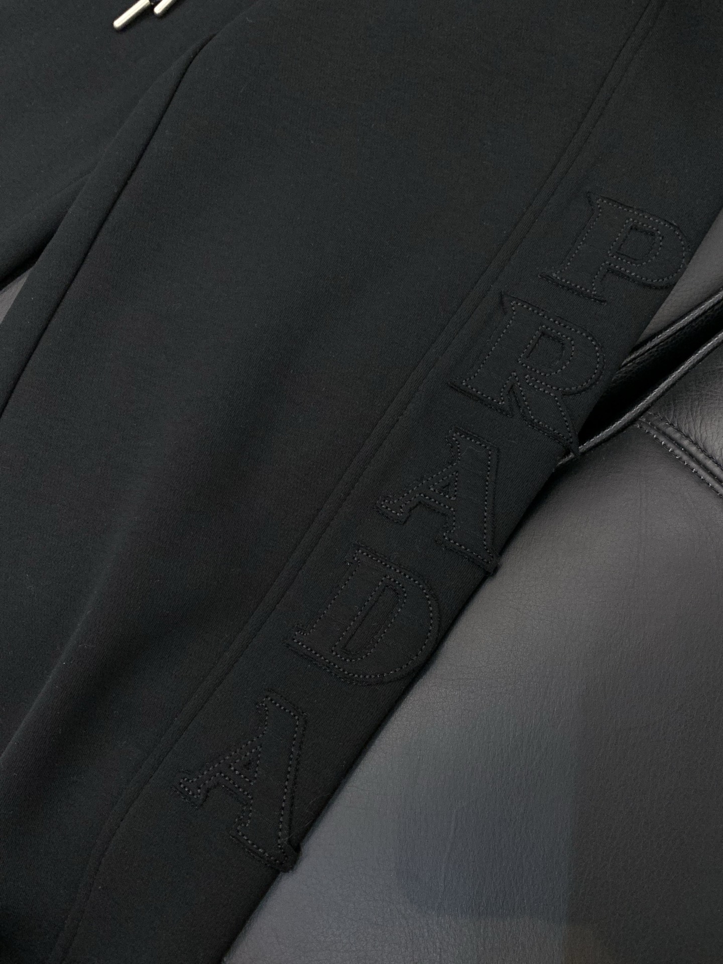 ，普拉达 黑色 直筒加绒 休闲裤材质 面料:棉32%锦纶63%氨纶5%里料:涤纶100%机洗，手洗最高水