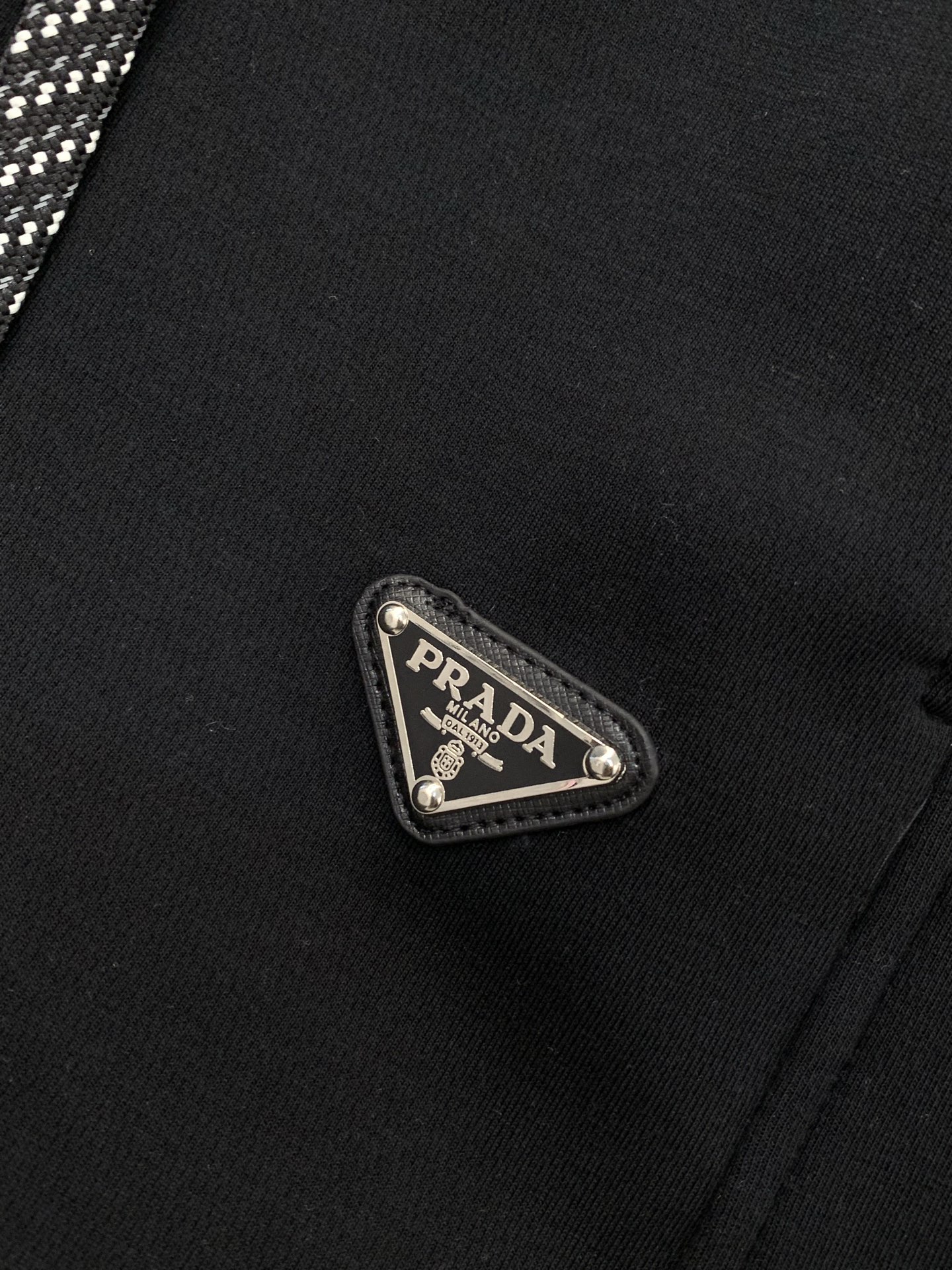 ，普拉达 黑色 直筒加绒 休闲裤材质 面料:棉32%锦纶63%氨纶5%里料:涤纶100%机洗，手洗最高水