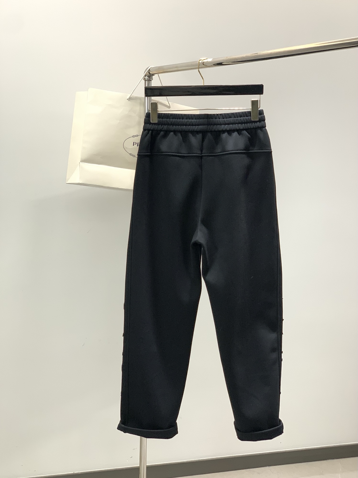 ，普拉达 黑色 直筒加绒 休闲裤材质 面料:棉32%锦纶63%氨纶5%里料:涤纶100%机洗，手洗最高水