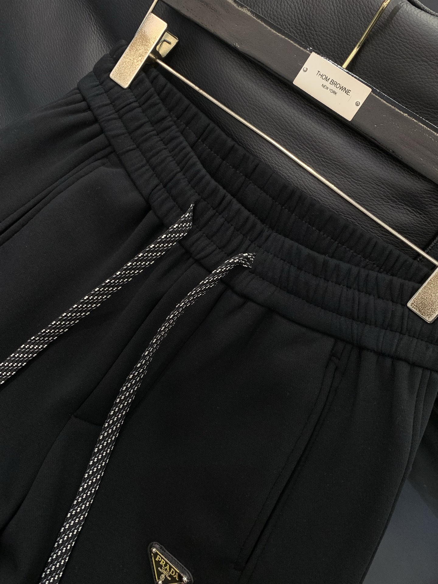 ，普拉达 黑色 直筒加绒 休闲裤材质 面料:棉32%锦纶63%氨纶5%里料:涤纶100%机洗，手洗最高水