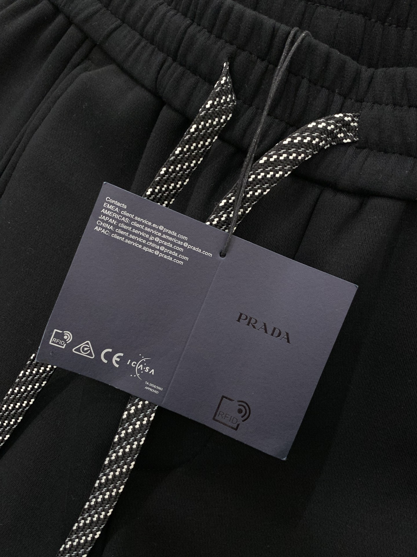 ，普拉达 黑色 直筒加绒 休闲裤材质 面料:棉32%锦纶63%氨纶5%里料:涤纶100%机洗，手洗最高水