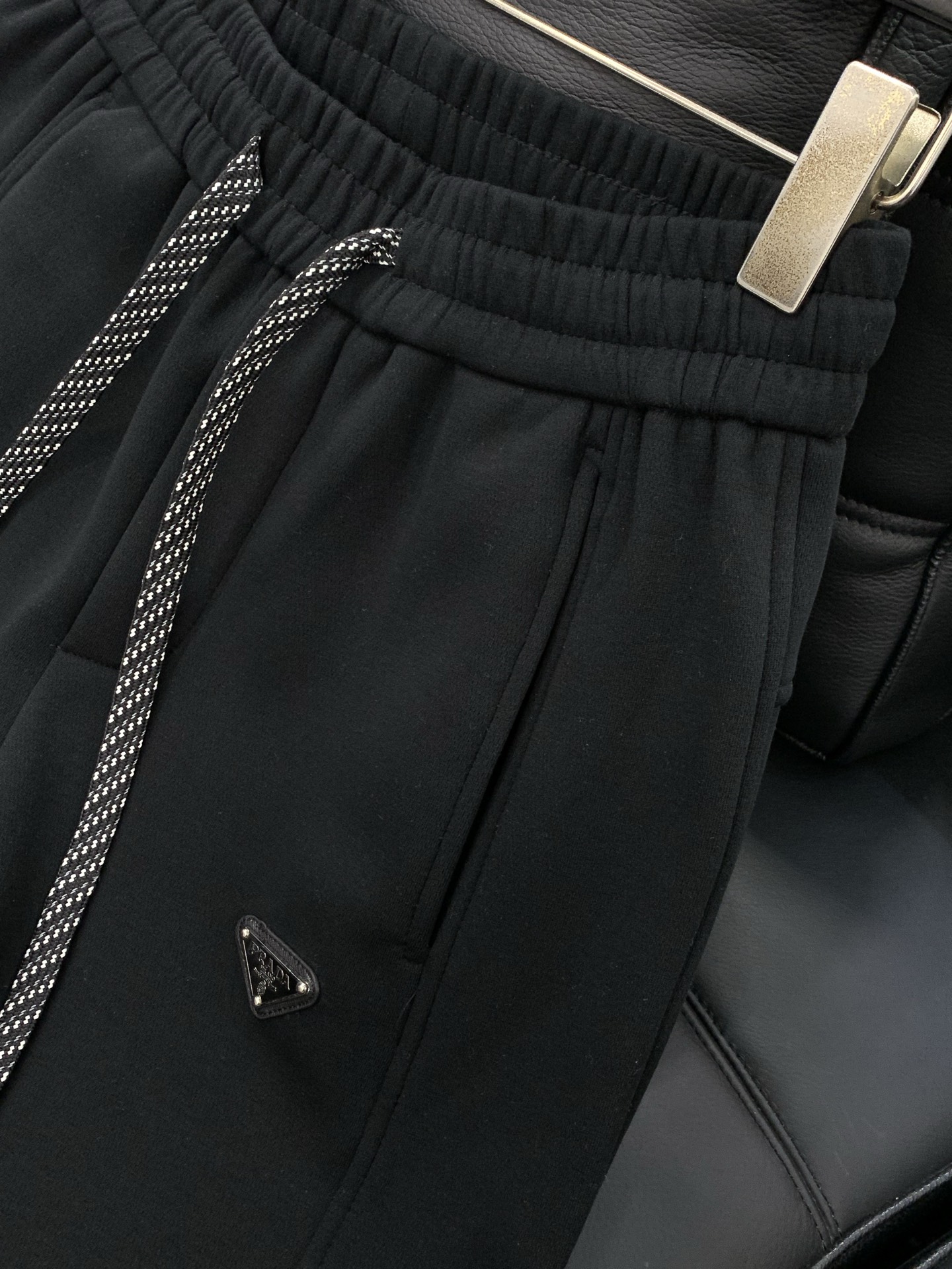 ，普拉达 黑色 直筒加绒 休闲裤材质 面料:棉32%锦纶63%氨纶5%里料:涤纶100%机洗，手洗最高水