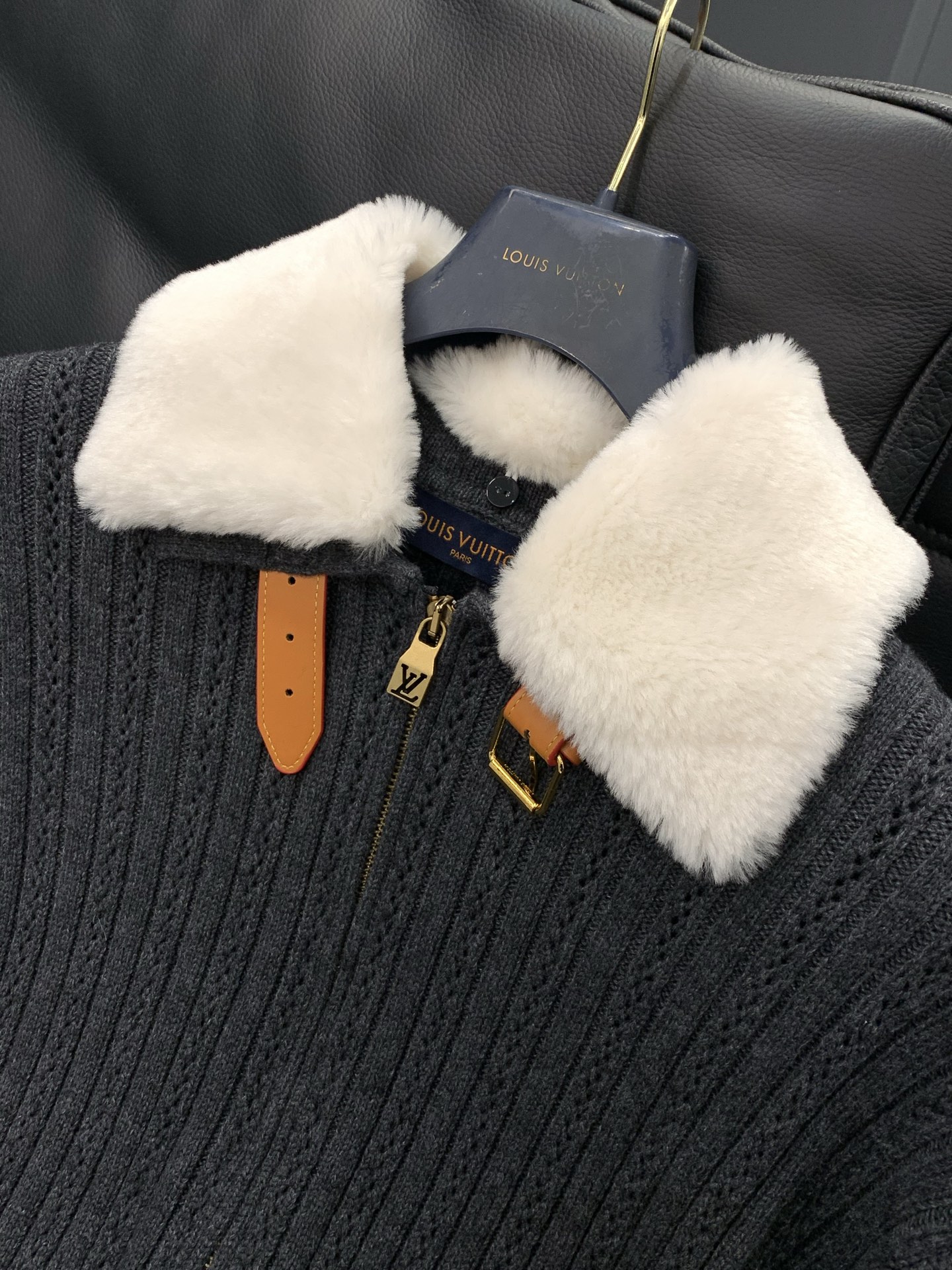 ，LouisVuitton 路易威登，2025秋冬最新款，专柜同步有售，原单狠货，时尚休闲针织开衫毛衣，