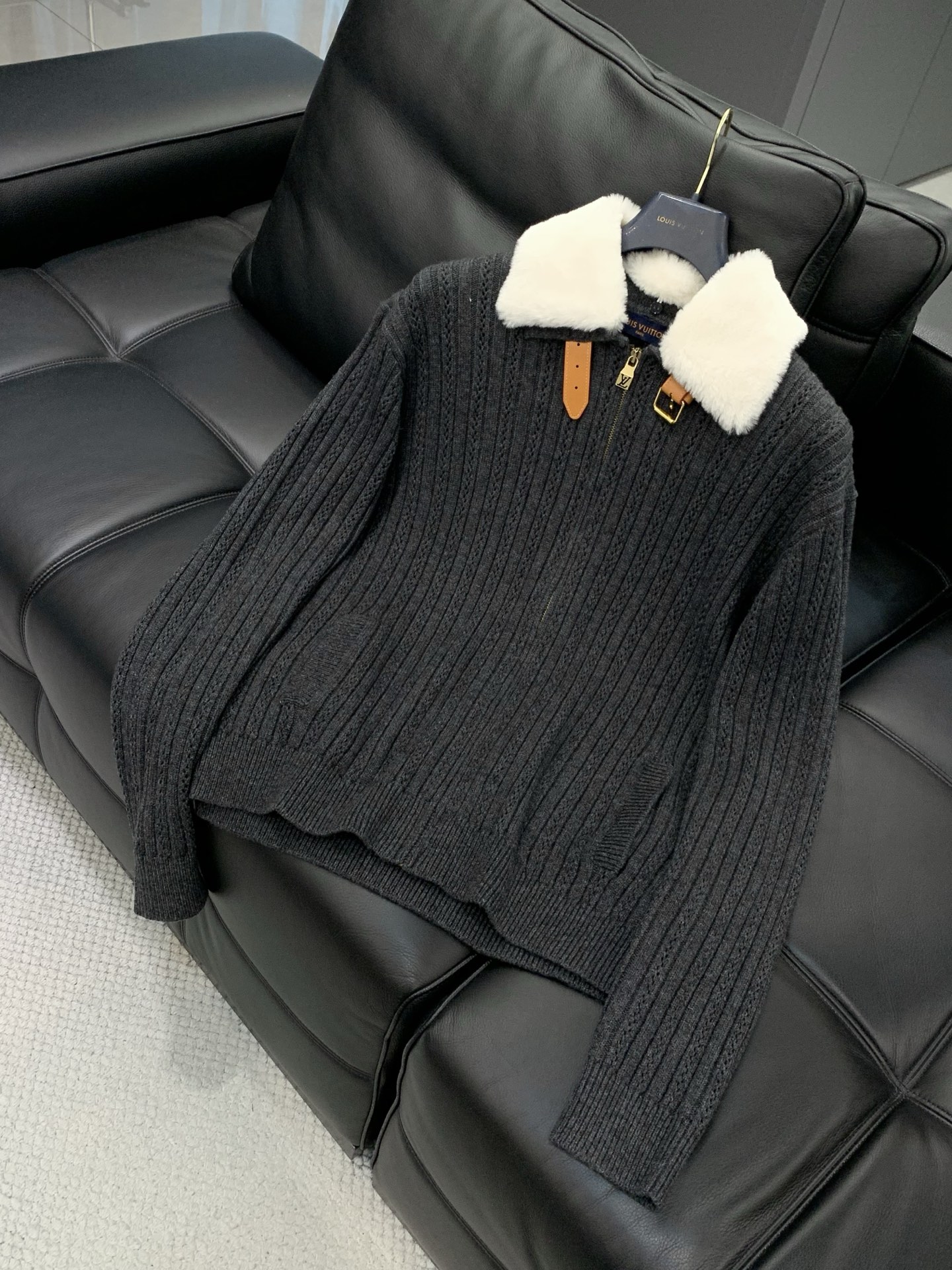 ，LouisVuitton 路易威登，2025秋冬最新款，专柜同步有售，原单狠货，时尚休闲针织开衫毛衣，