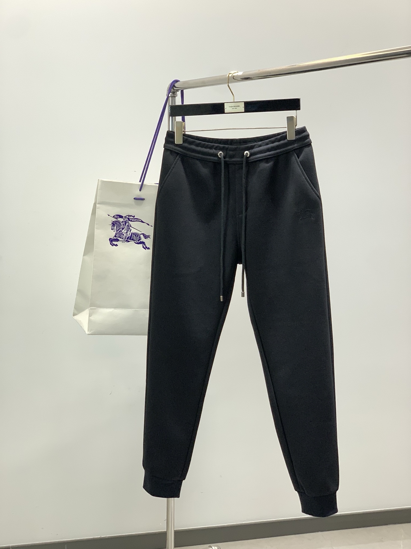 NO:728638,Years later, clothes, pants P, Burberry, the latest autumn products, available at the counter simultaneously, original goods, fashionable casual hooded suit, imported original fabrics, upper body comfortable and breathable, top embroidery craft letter pattern decorative logo, original hardware accessories decoration, extremely high grade, comfortable and versatile, handsome upper body, 2 colors recommended, size M-3XL,, burberry, burberry, hats,19860909年后,衣服,裤子P,Burberry 巴宝莉,秋季最新品,专柜同步有售,原单狠货,时尚休闲连帽套装,进口原版面料,上身舒适透气,顶级刺绣工艺字母图案装饰logo,原版五金辅料装饰,档次极高,舒适百搭,上身帅气十足,2色推荐,码数M-3XL,,burberry,burberry,hats,,Men's clothing