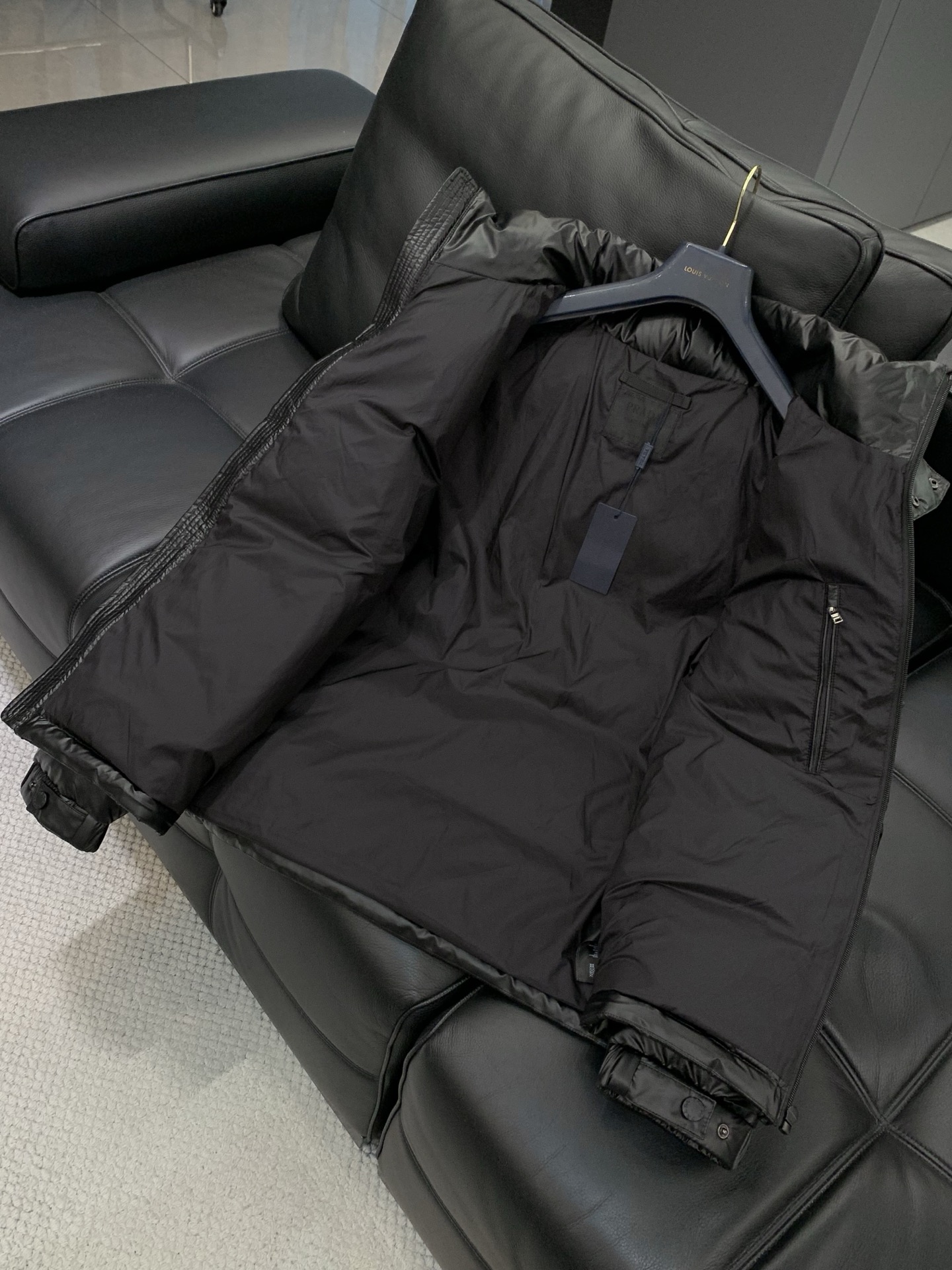 ，PRADA 普拉达，2025冬季最新品，专柜同步有售，时尚休闲连帽羽绒服，进口原版面料，做工极为复杂，