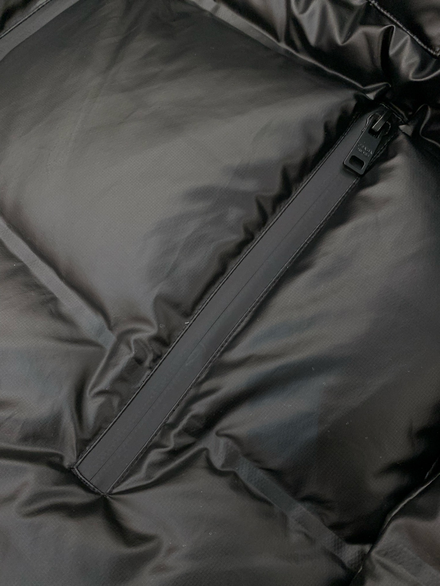 ，PRADA 普拉达，2025冬季最新品，专柜同步有售，时尚休闲连帽羽绒服，进口原版面料，做工极为复杂，