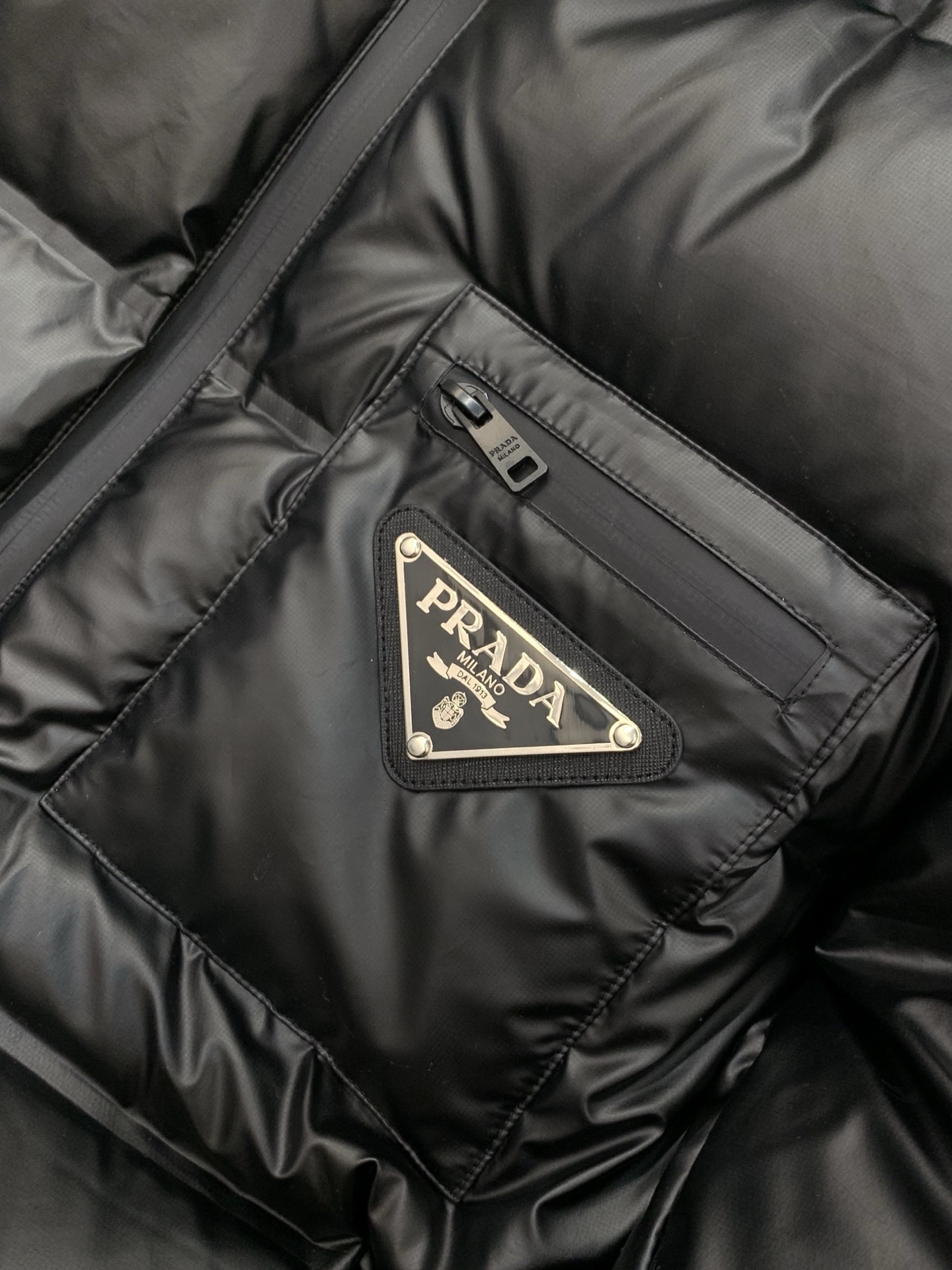 ，PRADA 普拉达，2025冬季最新品，专柜同步有售，时尚休闲连帽羽绒服，进口原版面料，做工极为复杂，