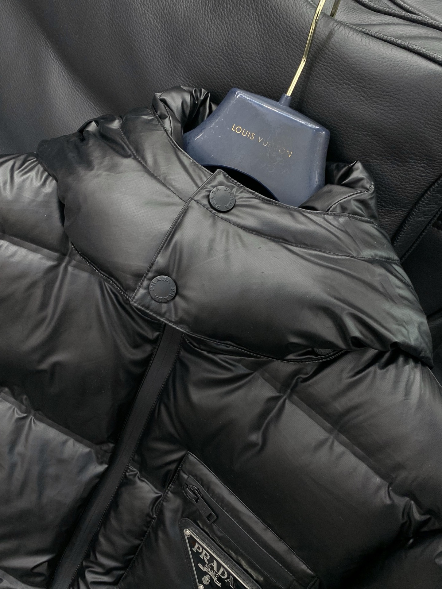 ，PRADA 普拉达，2025冬季最新品，专柜同步有售，时尚休闲连帽羽绒服，进口原版面料，做工极为复杂，