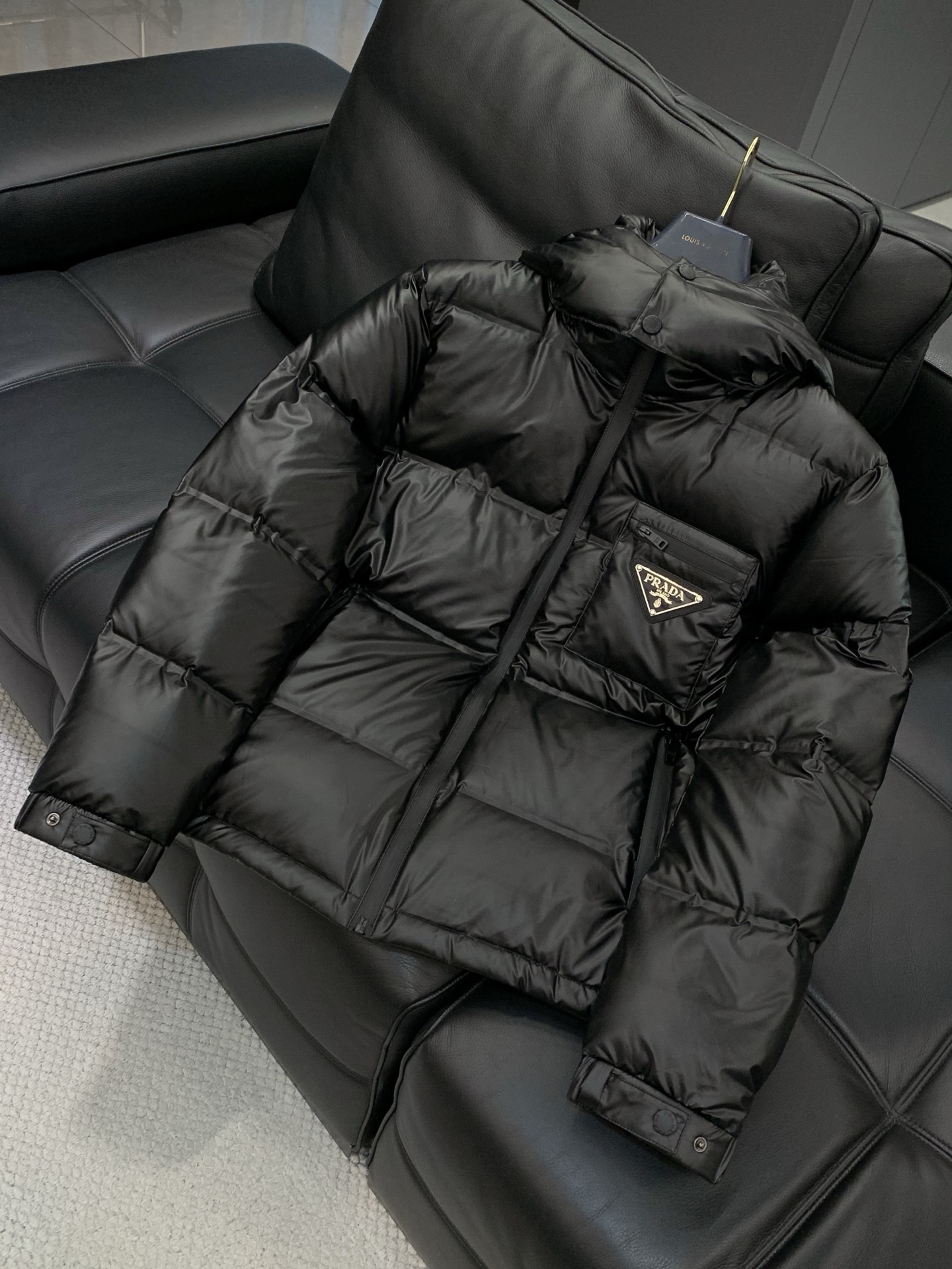 ，PRADA 普拉达，2025冬季最新品，专柜同步有售，时尚休闲连帽羽绒服，进口原版面料，做工极为复杂，