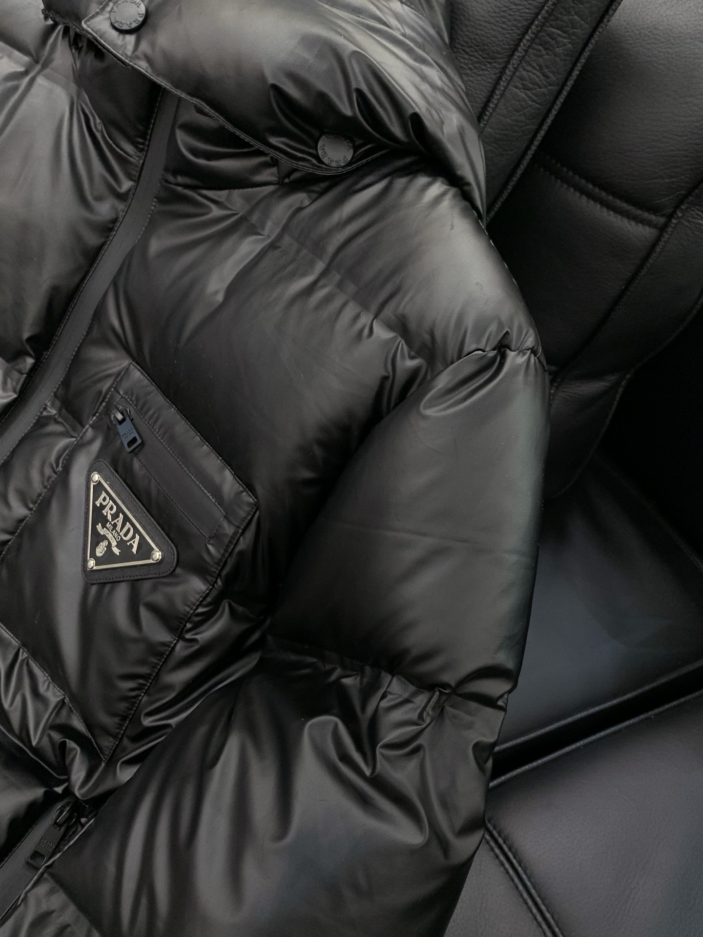 ，PRADA 普拉达，2025冬季最新品，专柜同步有售，时尚休闲连帽羽绒服，进口原版面料，做工极为复杂，