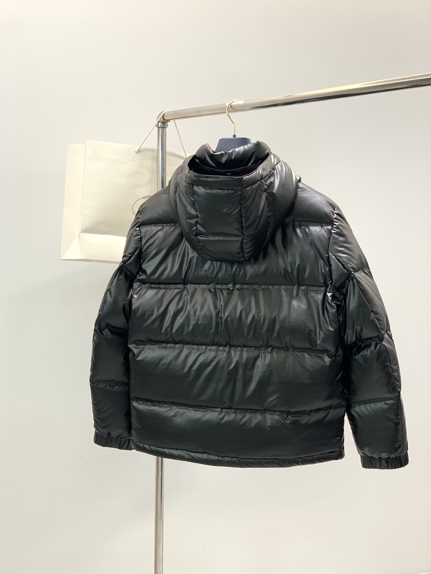 ，PRADA 普拉达，2025冬季最新品，专柜同步有售，时尚休闲连帽羽绒服，进口原版面料，做工极为复杂，