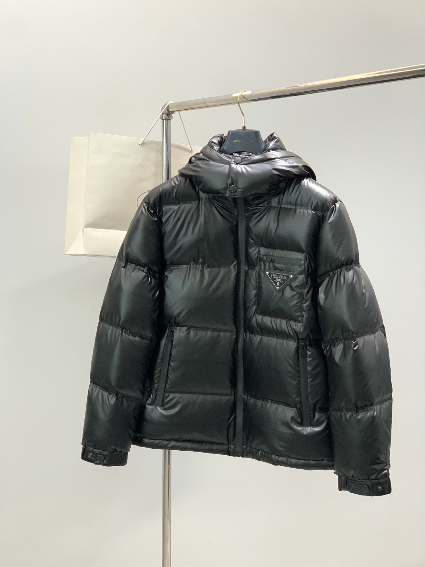 ，PRADA 普拉达，2025冬季最新品，专柜同步有售，时尚休闲连帽羽绒服，进口原版面料，做工极为复杂，