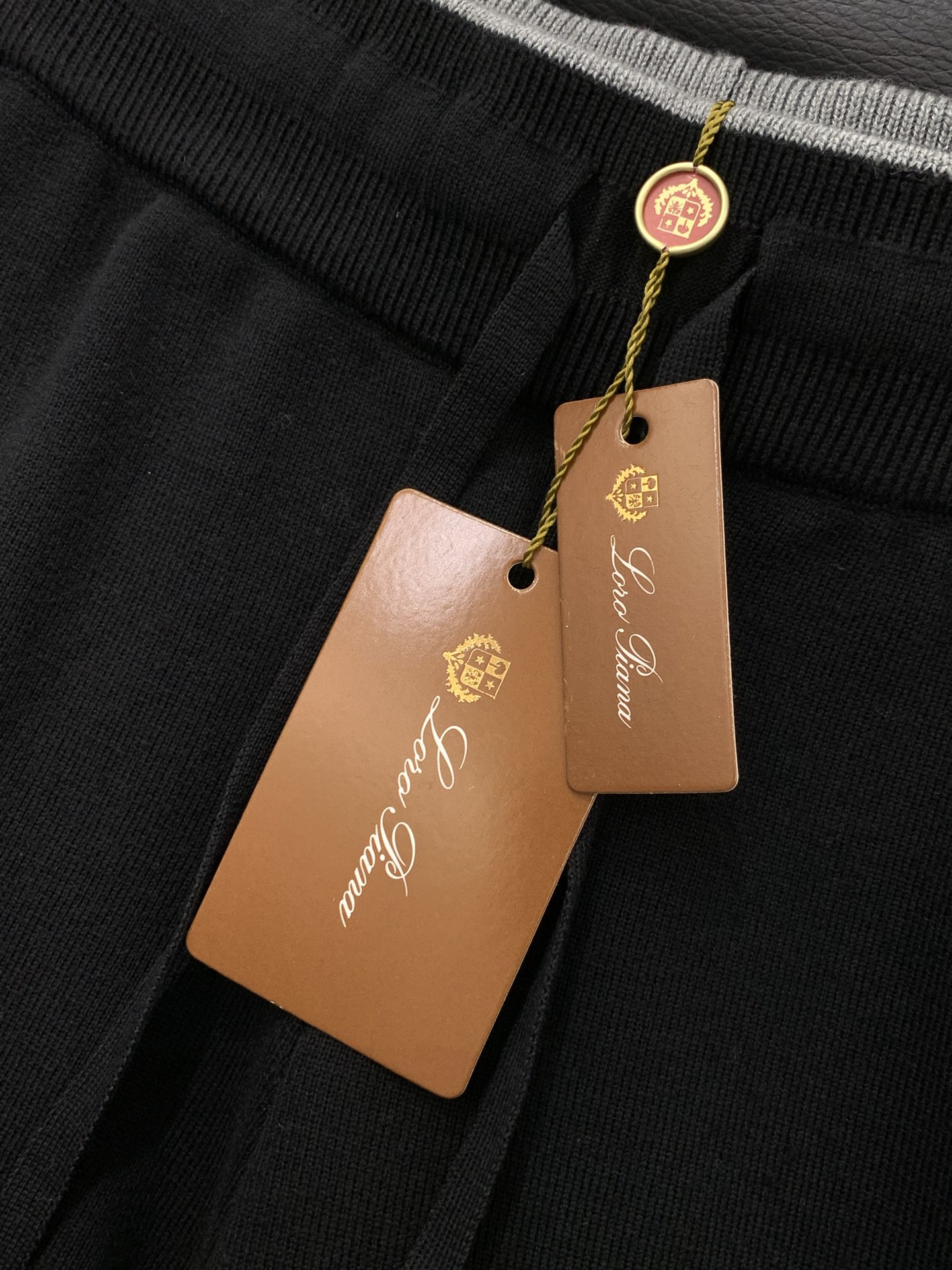 一套，lp🆕(Loro Piana )，2025秋季最新品，专柜同步有售，原单狠货，时尚休闲针织套装，采