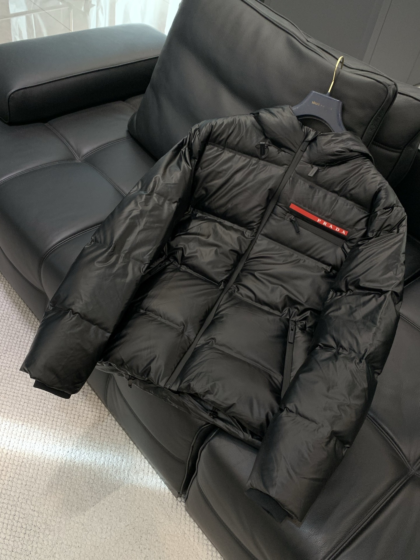 ，PRADA 普拉达，2025冬季最新品，专柜同步有售，时尚休闲连帽羽绒服，进口原版面料，做工极为复杂，